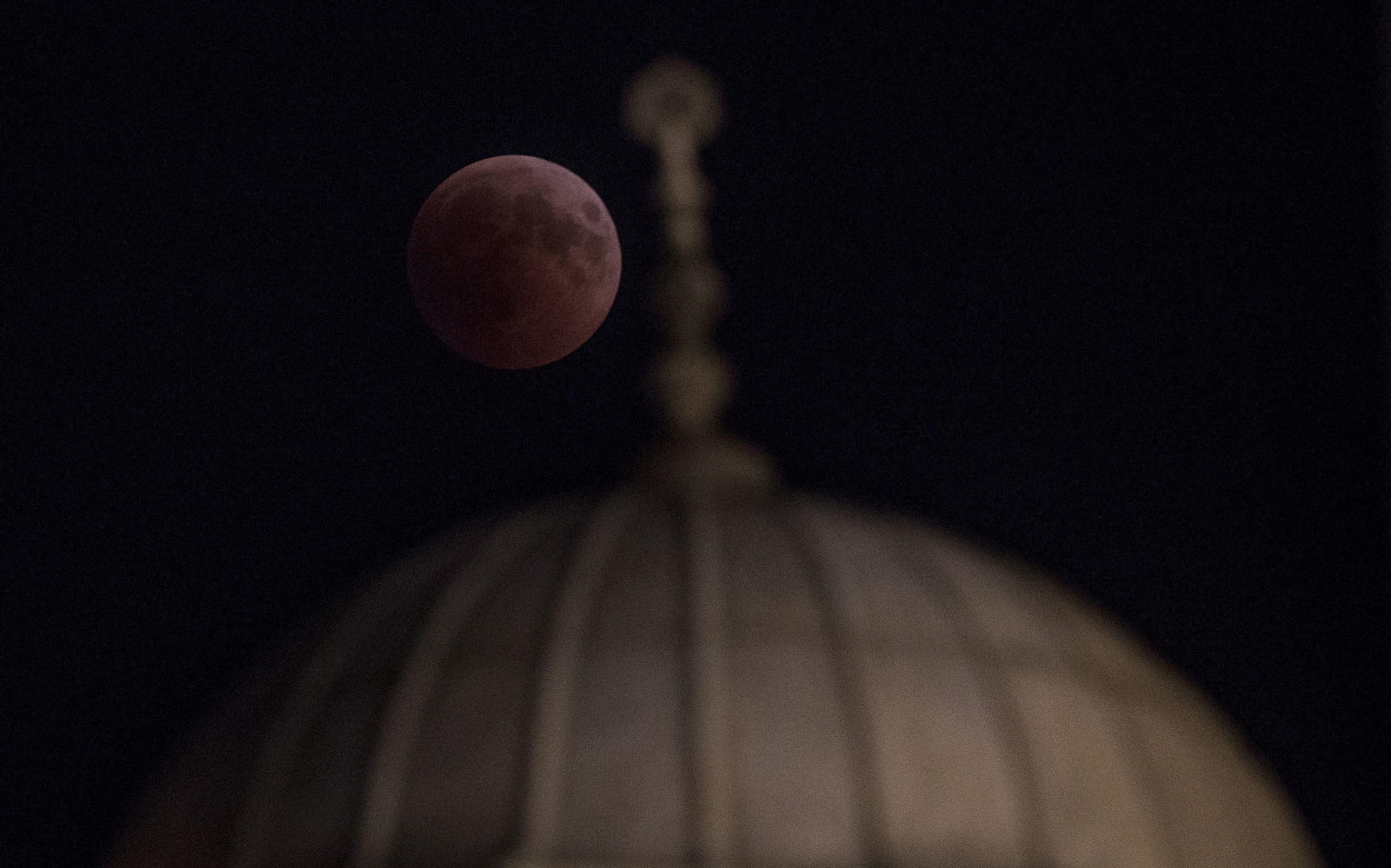 Bellas imágenes del eclipse en Turquía.