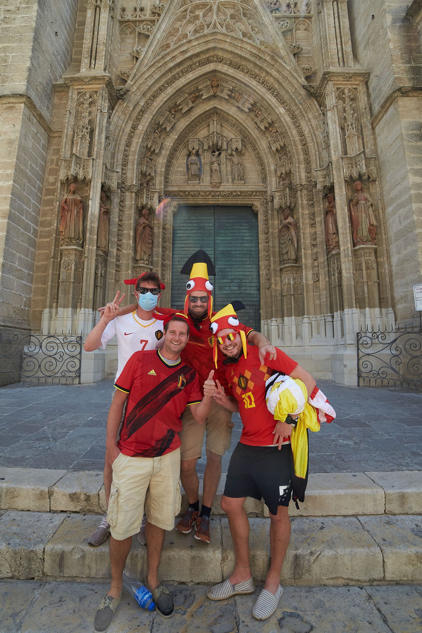 Imágenes de la convivencia entre belgas y portugueses por las calles de Sevilla.