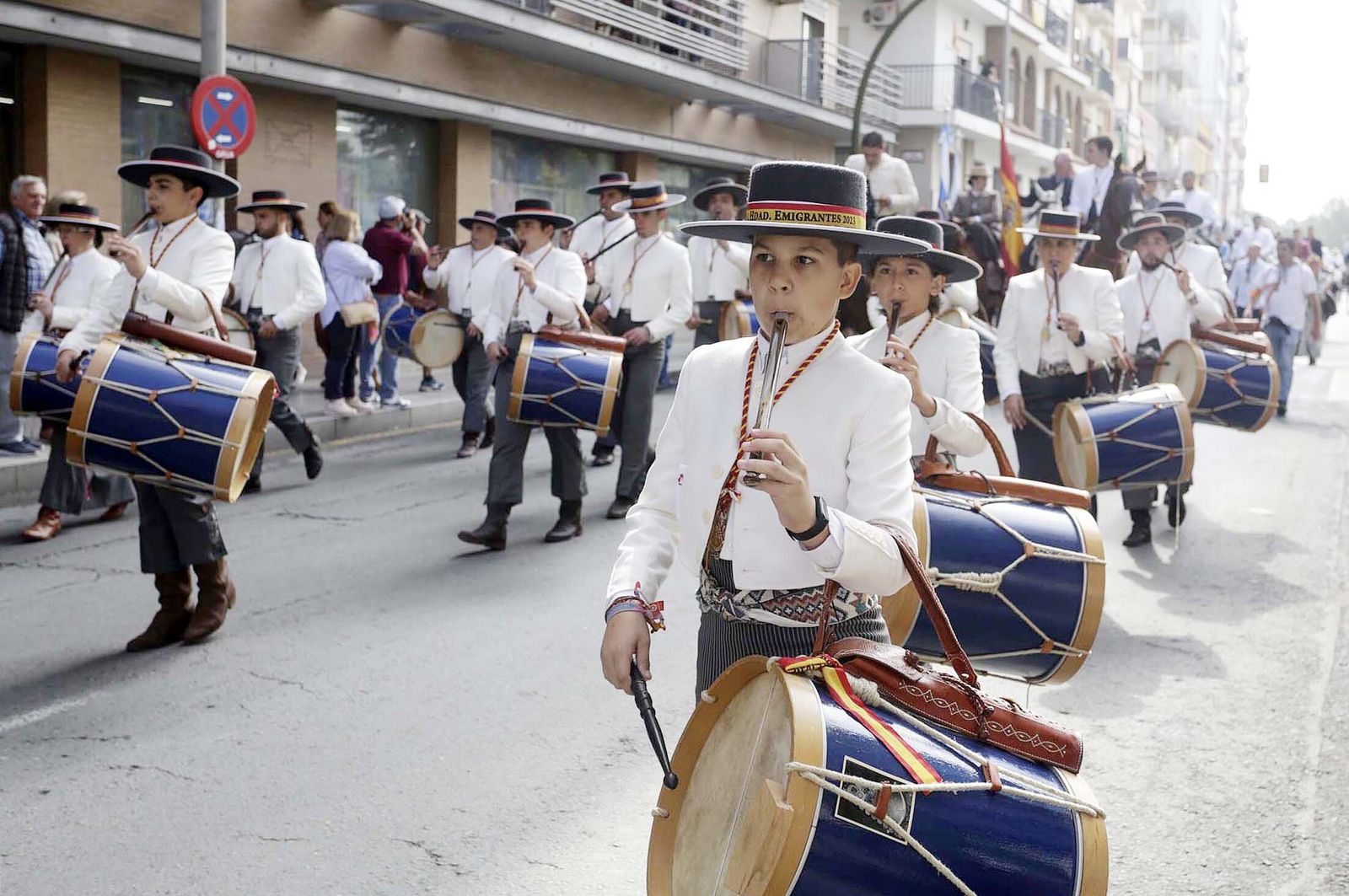 El Rocío 2023: Imágenes de la Hermandad de Emigrantes en su salida de Huelva
