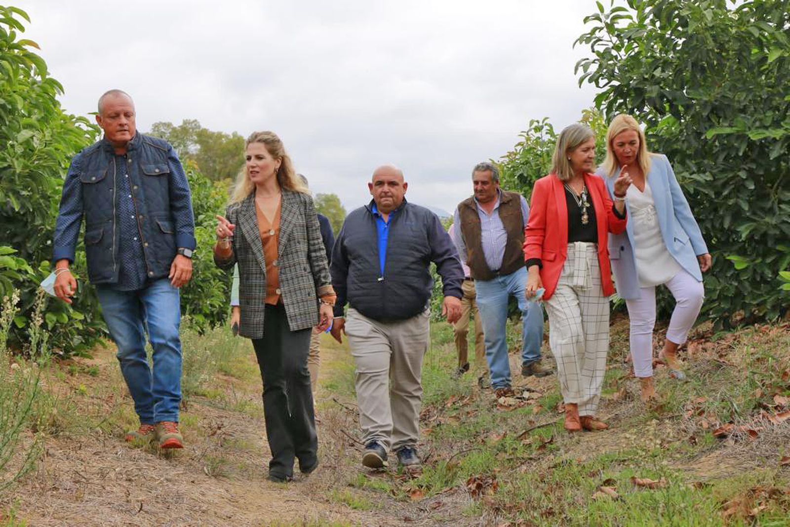 Las autoridades y los agricultores, en la cooperativa de Guadiaro.
