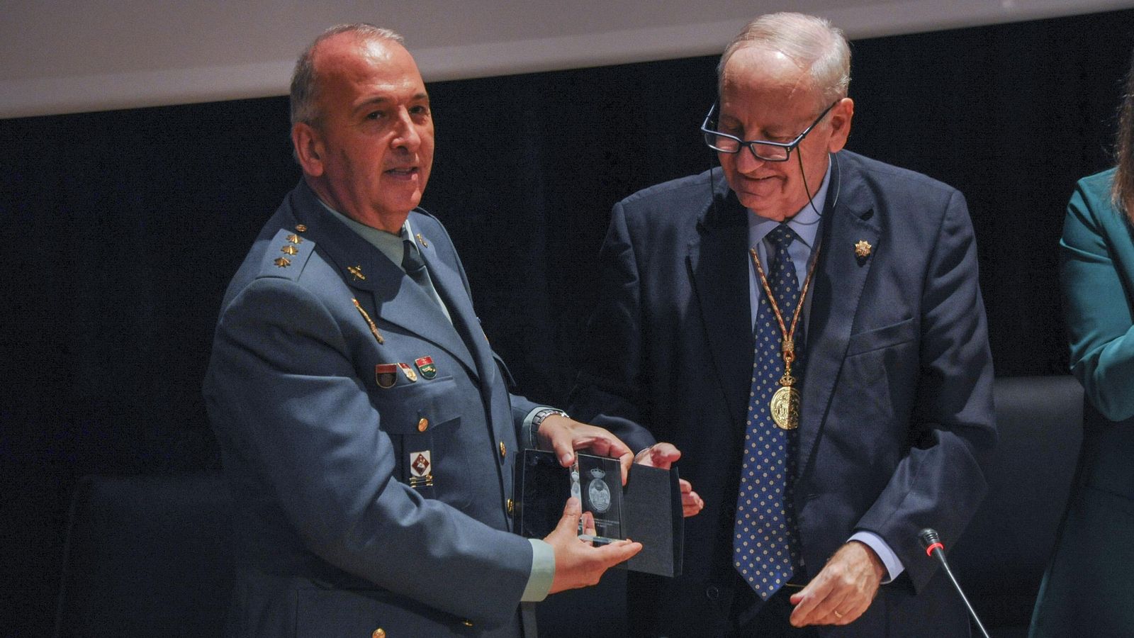 El coronel Jesús Núñez y el presidente de la Academia de San Romualdo, José Enrique de Benito.