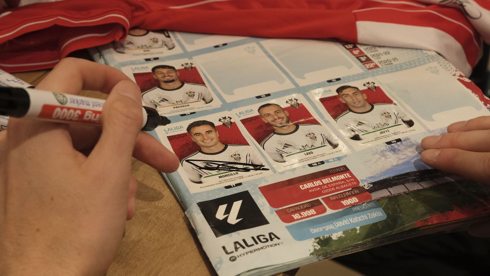 Jon Mocillo y Miguel de la Fuente firman autógrafos en Automotor Costa BMW