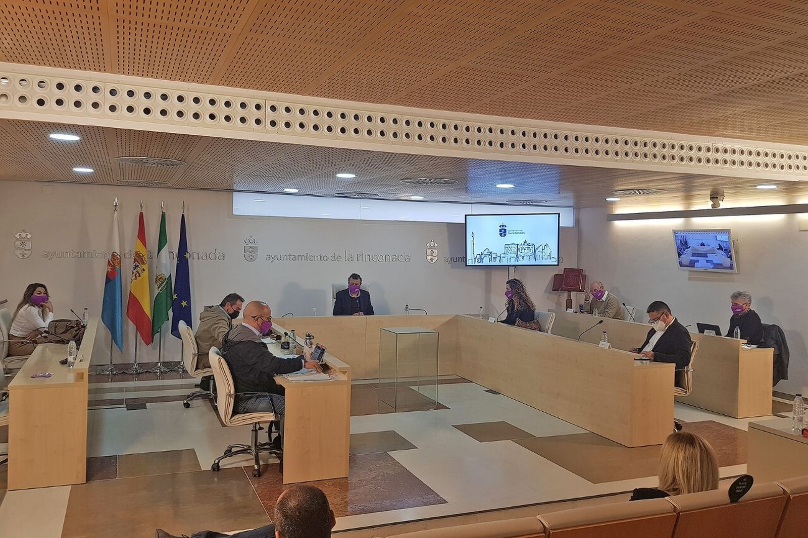 El Pleno de La Rinconada en el que se aprobó el plan de inversiones y de acción social y sanitaria con los 5 millones de los remanentes.