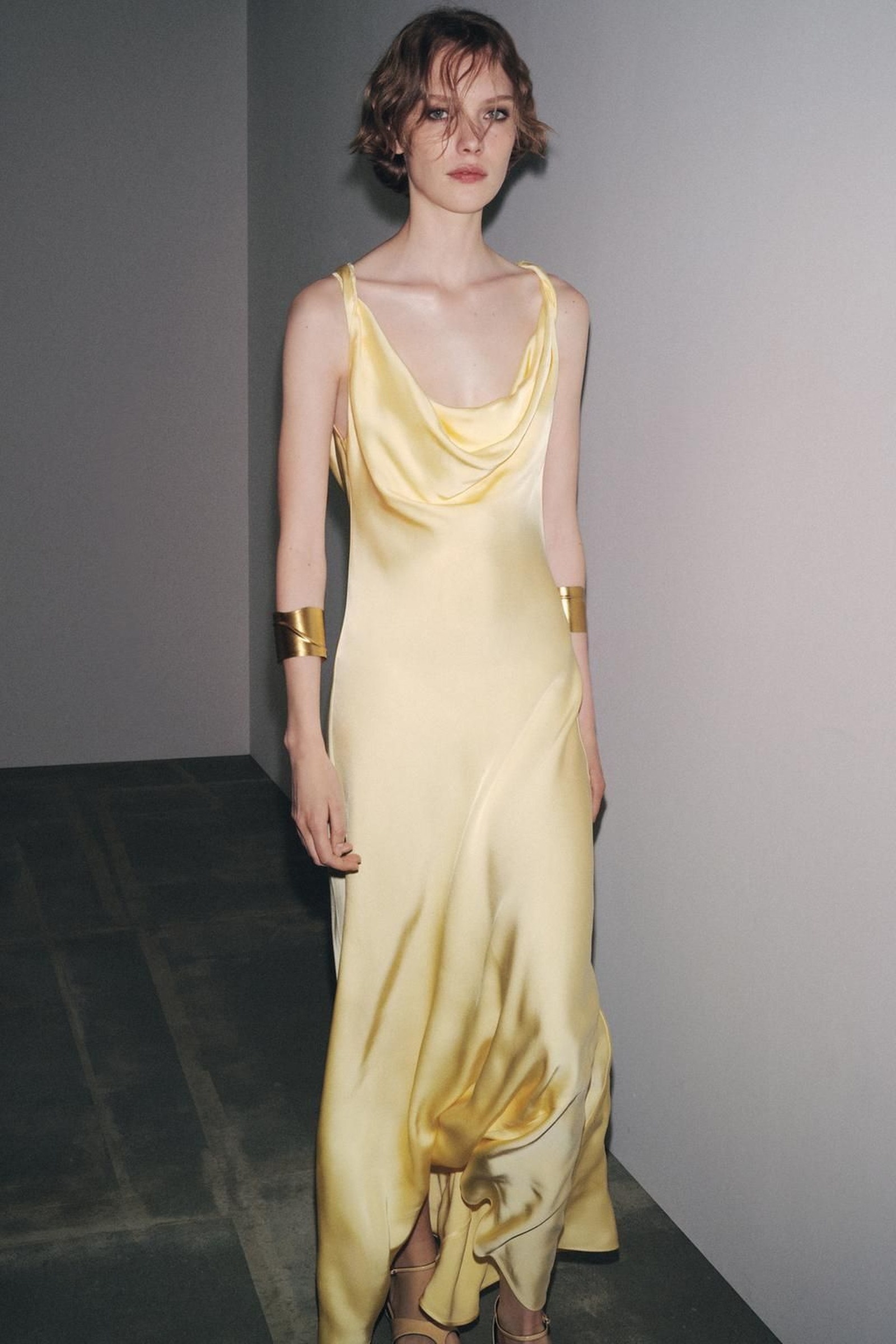 Vestido amarillo de Zara. Vestido amarillo de Zara.