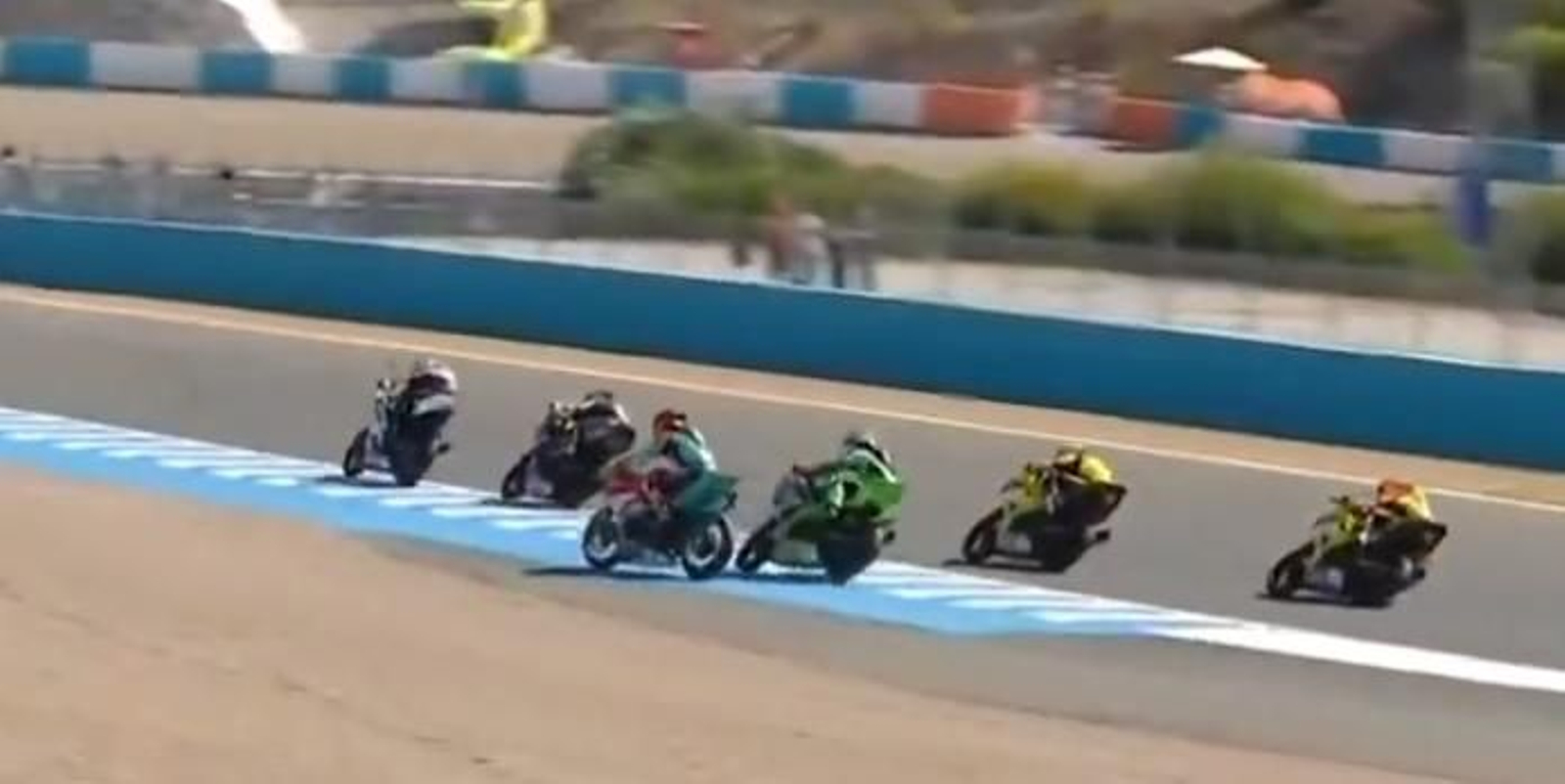 La acción en la que Veneman echaba de la carrera a Beñat Fernández.