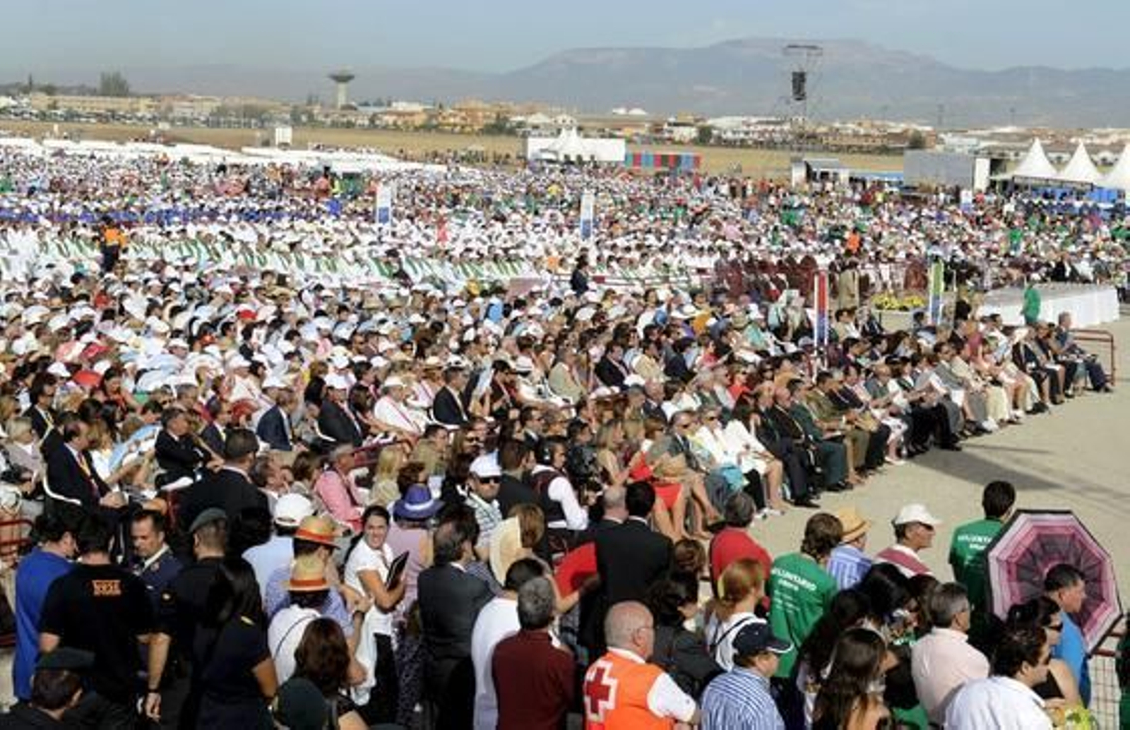 Miles de personas acuden al acto de beatificación de Fray Leopoldo en la base aérea de Armilla. / EFE