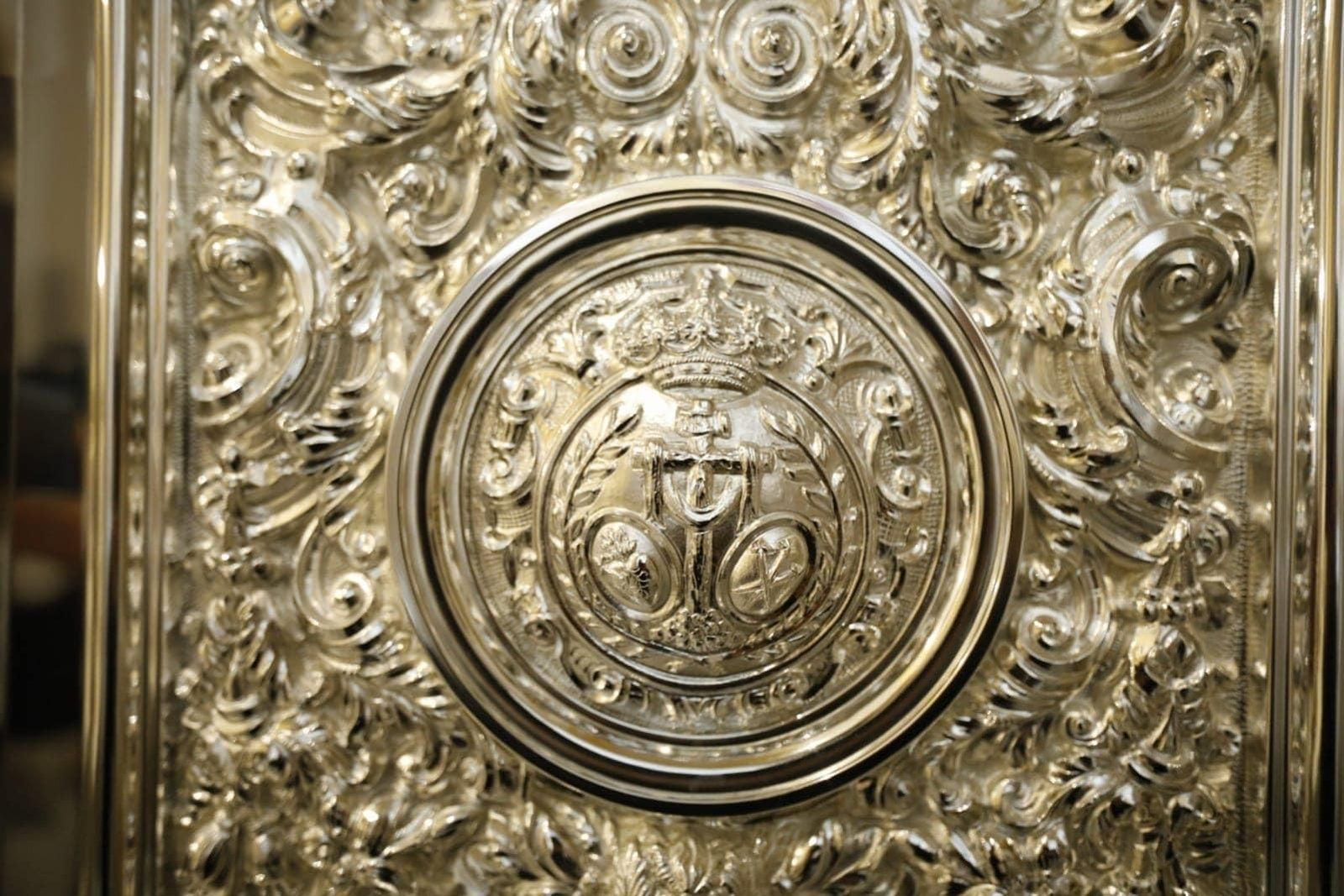 Los espectaculares nuevos faldones de la Carreta de Plata de la Hermandad del Rocío de Villamanrique