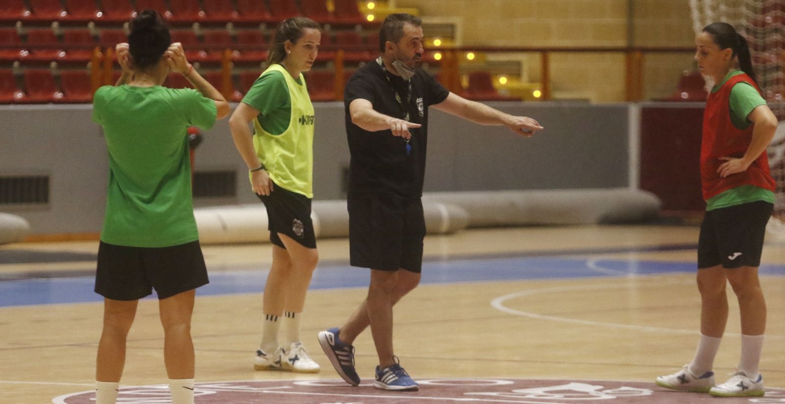 Juanma Cubero da órdenes a sus jugadoras durante el entrenamiento de este jueves.