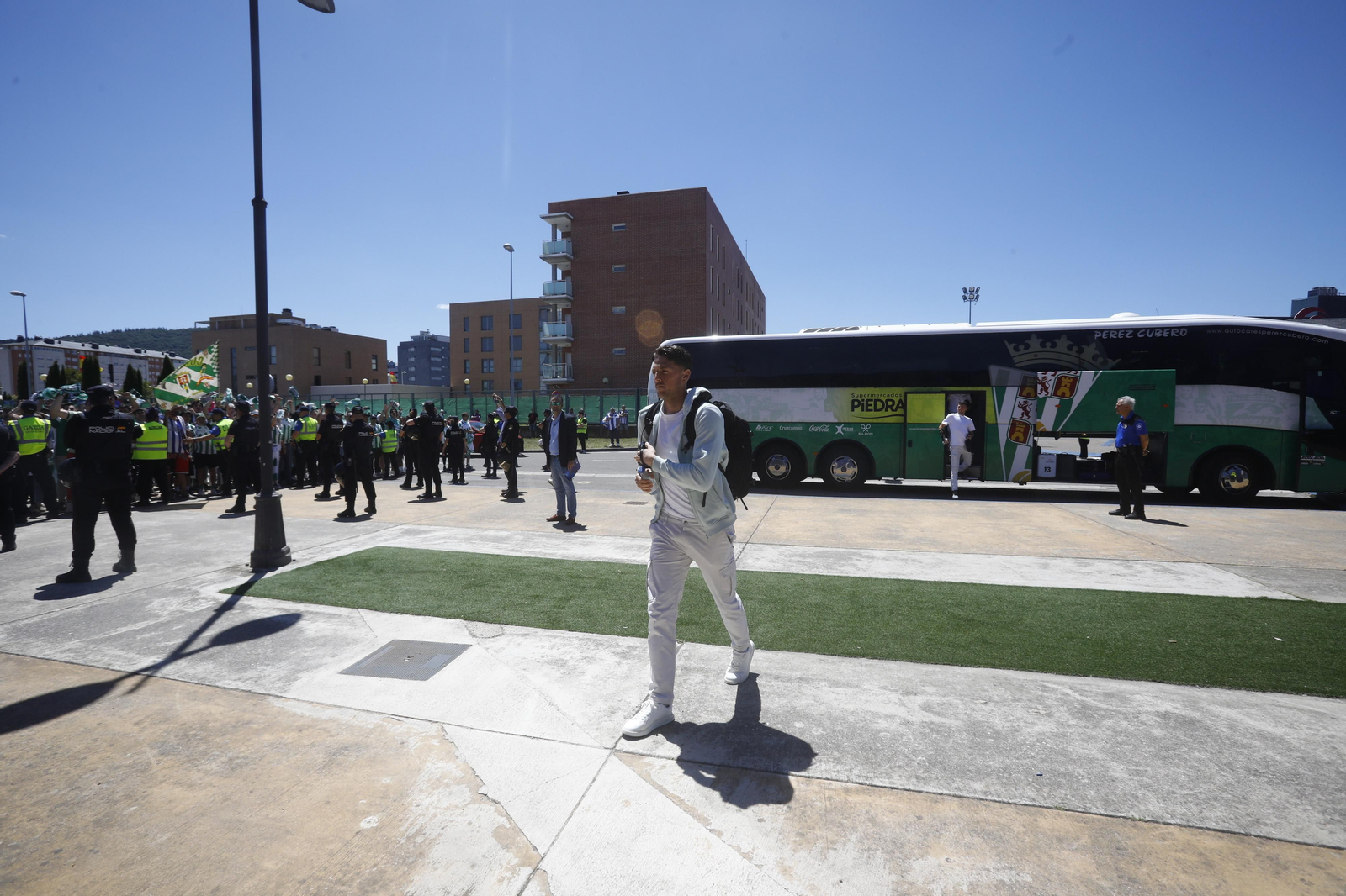 El Córdoba CF recibe el calor de su afición a su llegada a El Toralín antes del partido ante la Ponferradina El Córdoba CF recibe el calor de su afición a su llegada a El Toralín antes del partido ante la Ponferradina