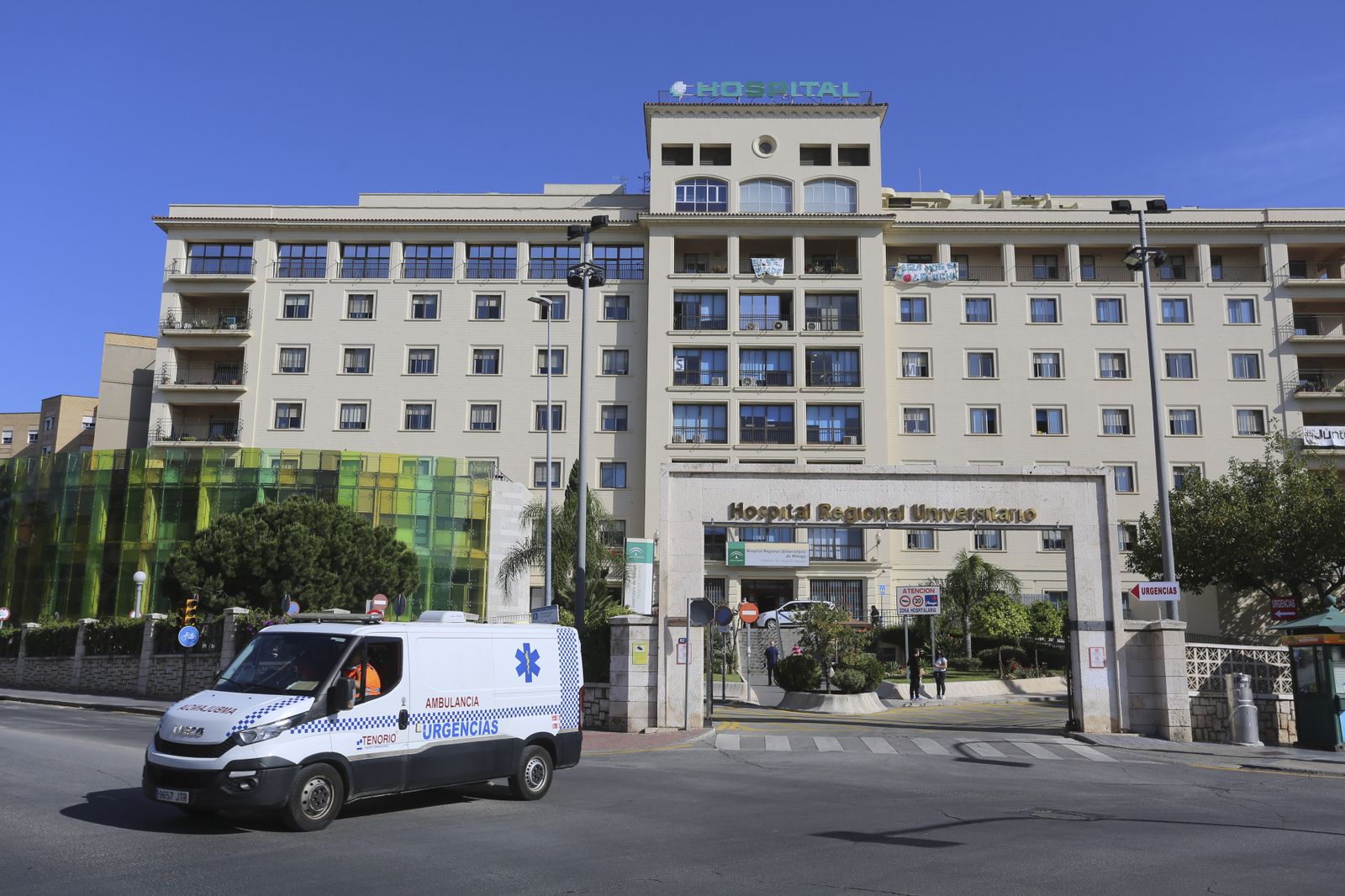 Ambulancia saliendo del Hospital Regional.