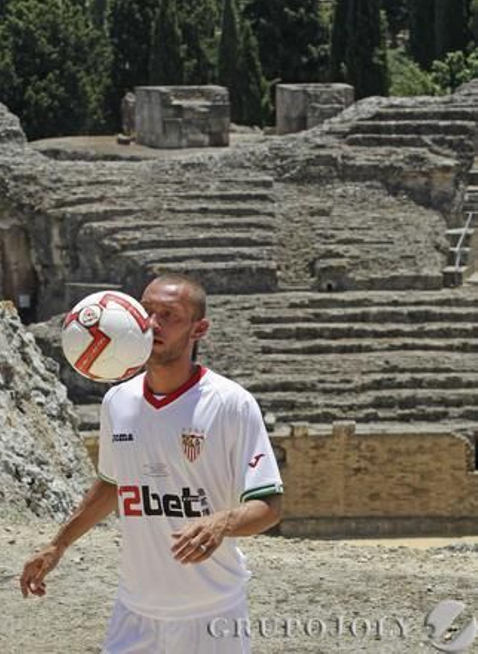 El Sevilla elige el complejo arqueológico para presentar, cual emperador romano, al mediocentro Tibero Guarente.

Foto: Antonio Pizarro