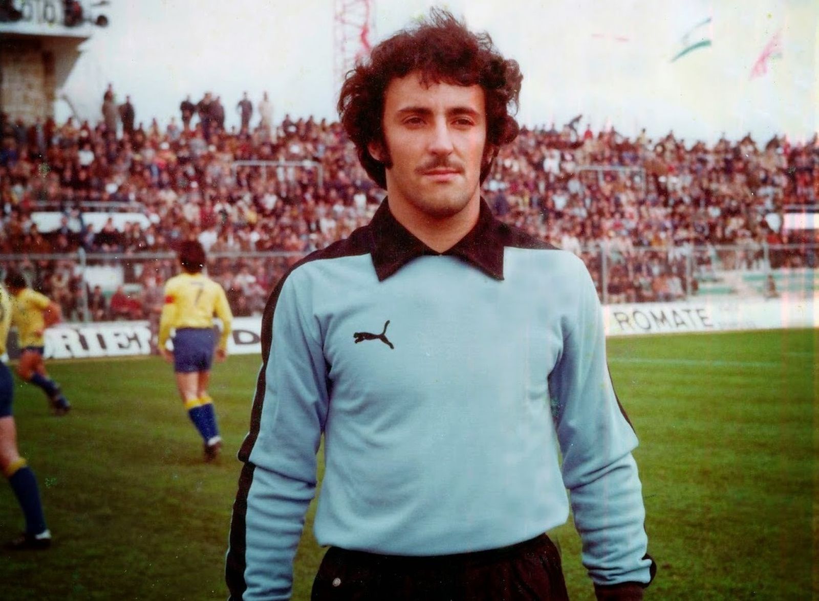 Bocoya posa en el viejo Carranza antes del inicio de un partido.