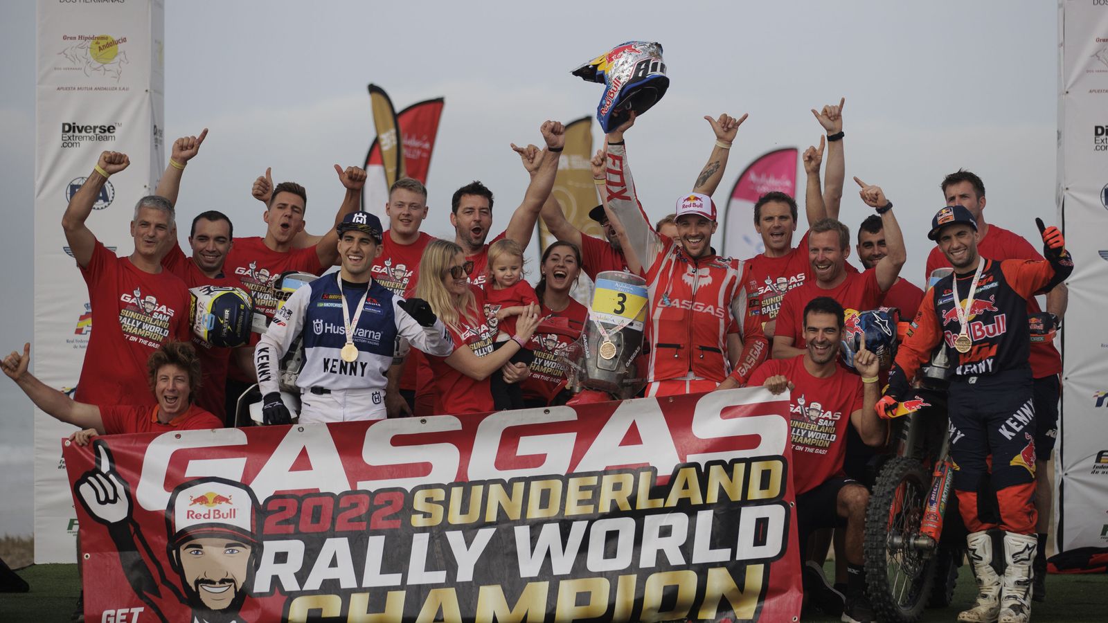 El piloto británico Sam Sunderland, posa con los hermanos Benavides y su equipo tras finalizar el Andalucía Rally.