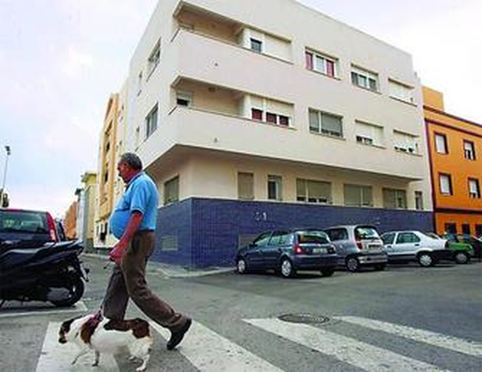 El edificio de Puntales donde se ubican garajes y un trastero.