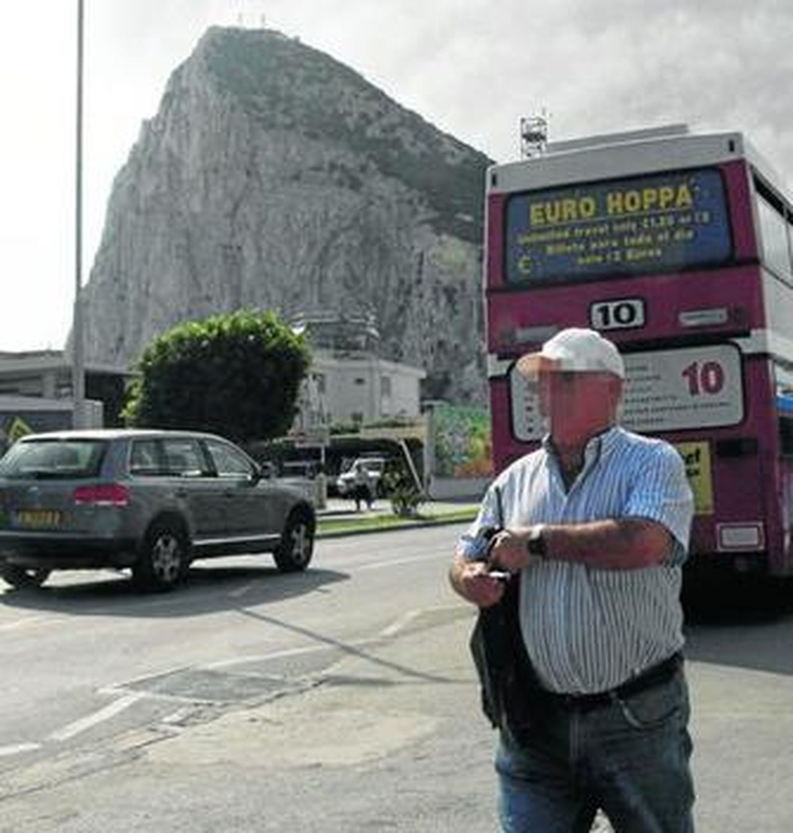 Un hombre con un cartón de tabaco, en Gibraltar.