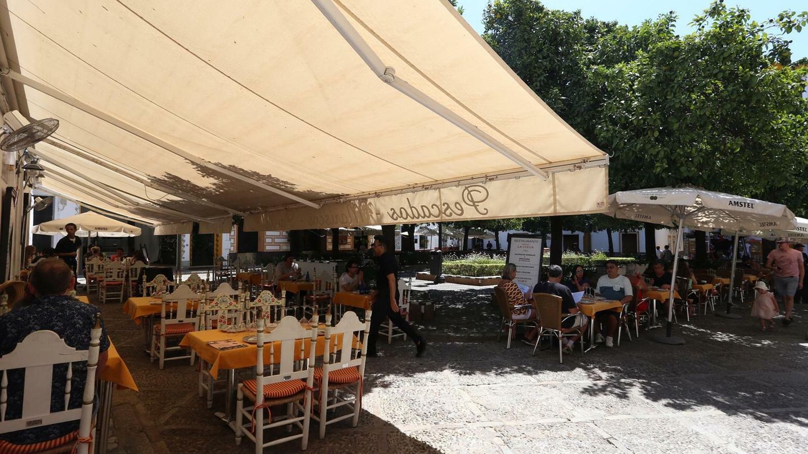 Veladores en la Plaza de Doña Elvira.