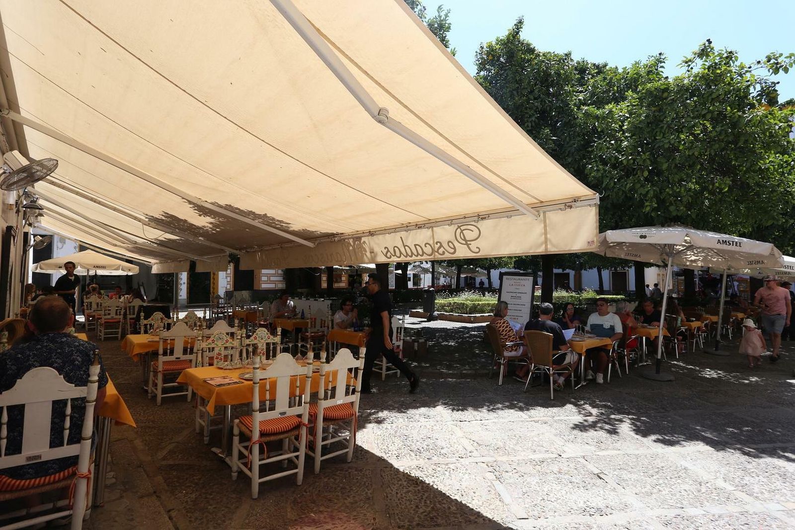 Veladores en la Plaza de Doña Elvira.