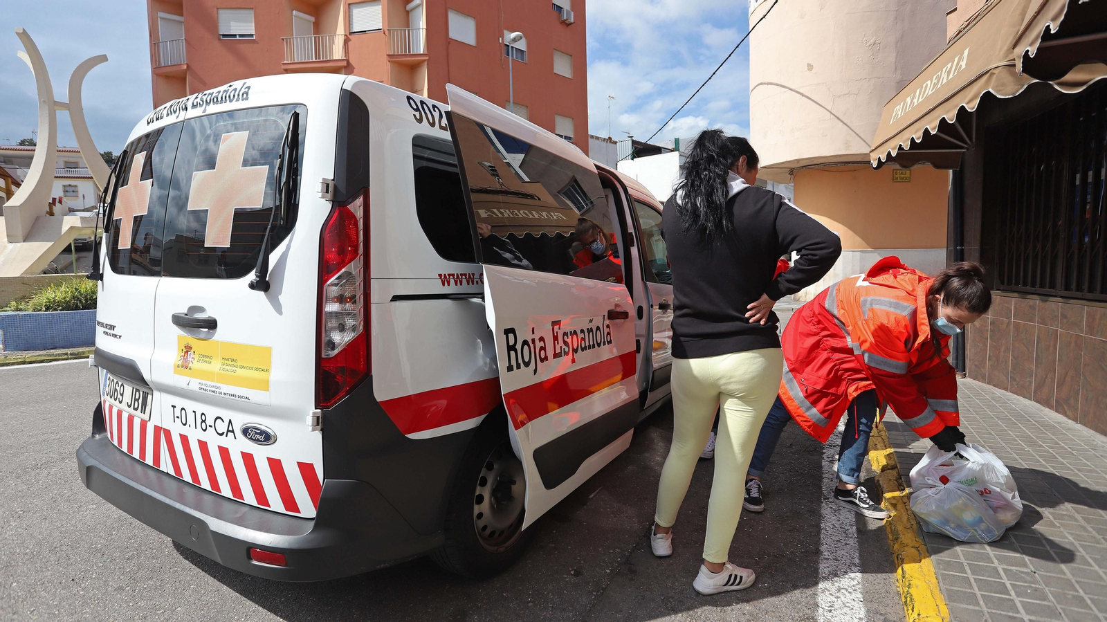Reparto de kits alimenticios para familias de Cruz Roja