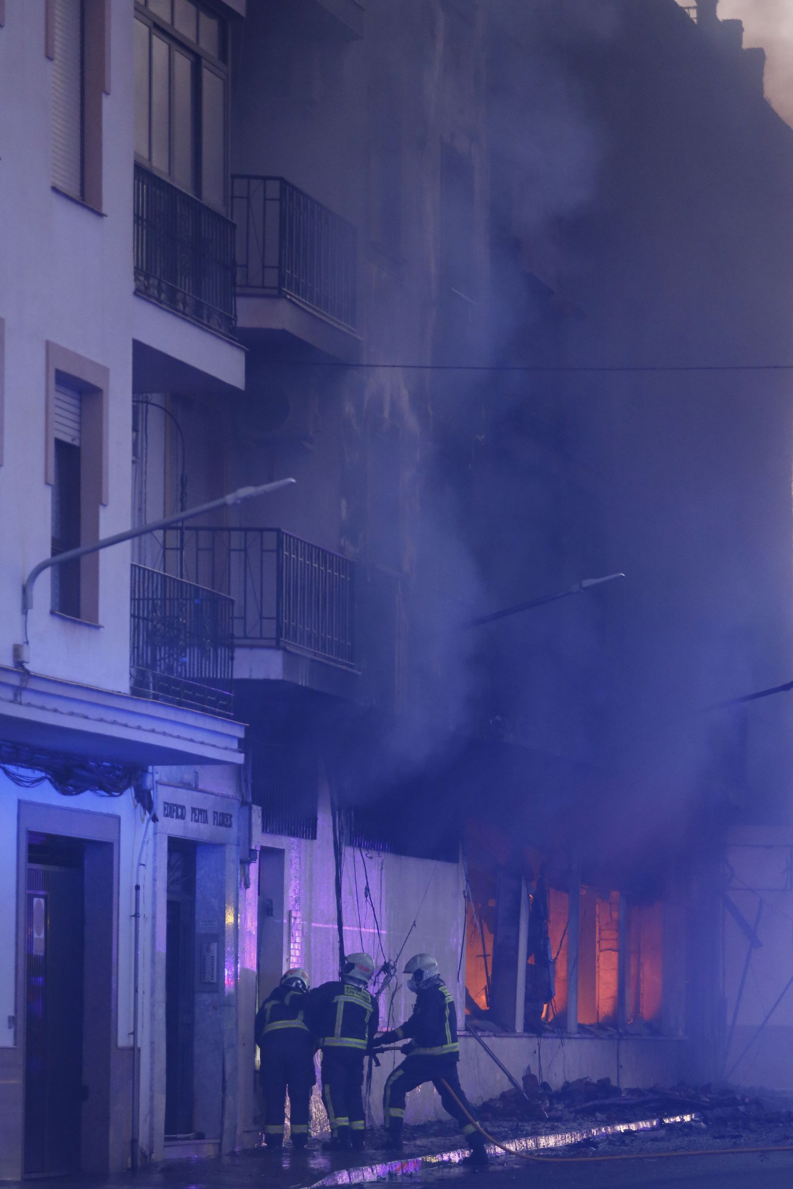 Incendio de un edificio de 18 viviendas en Ronda, en fotos