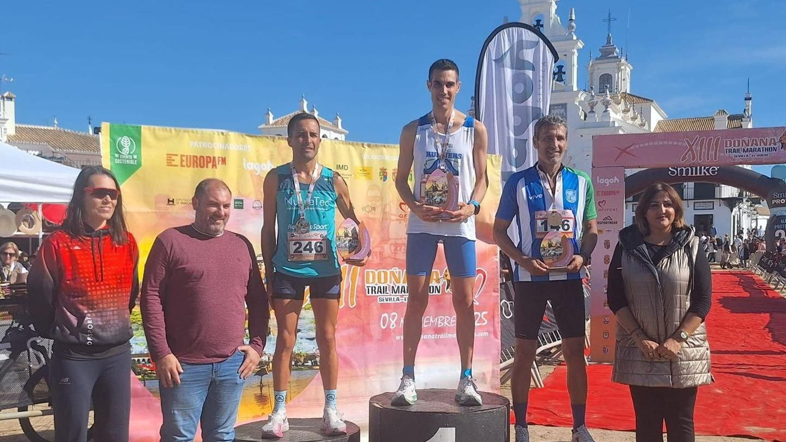 Foto de familia de los ganadores junto a la puerta de la Ermita de El Rocío.