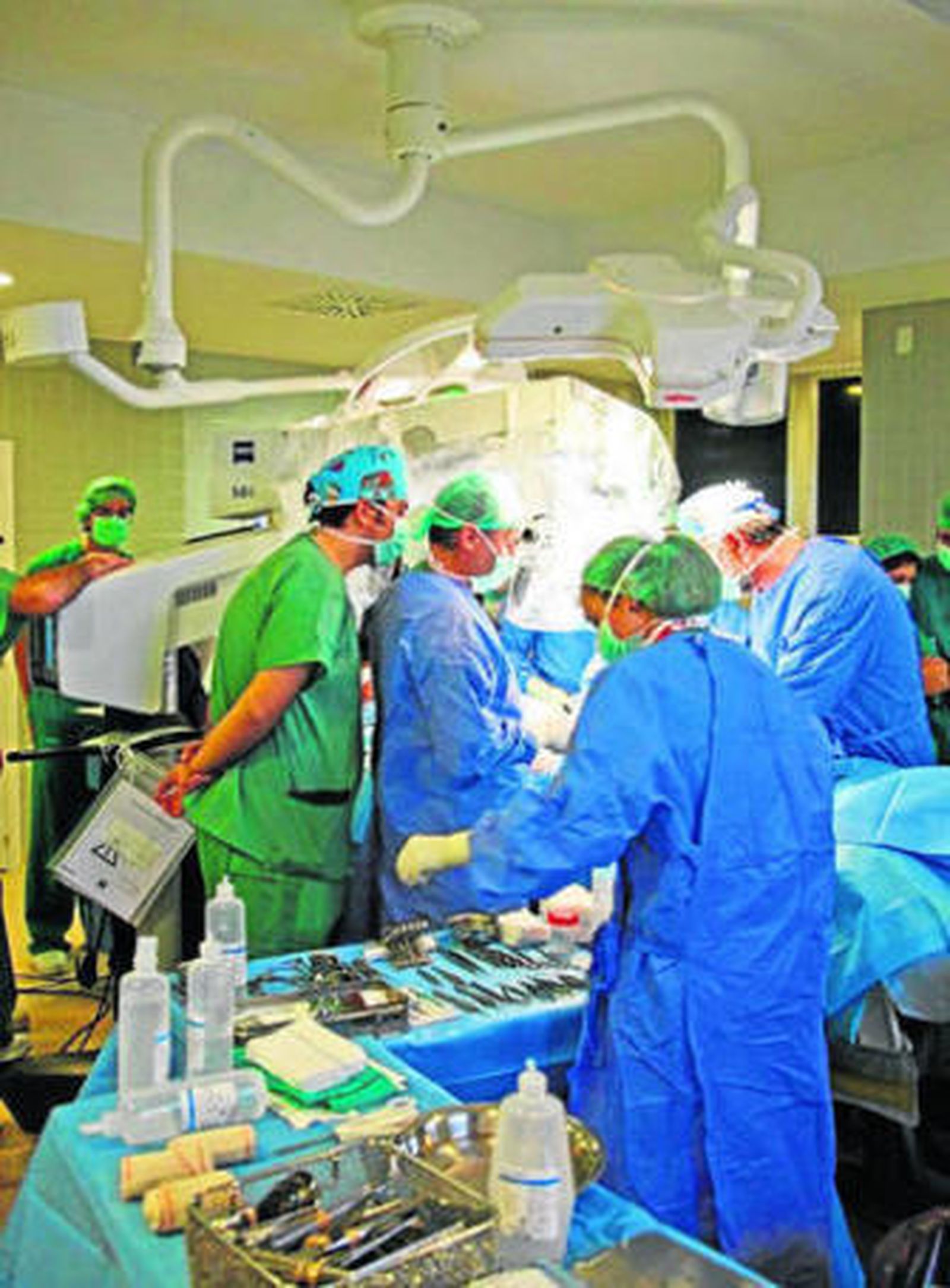 Profesionales sanitarios durante una operación.