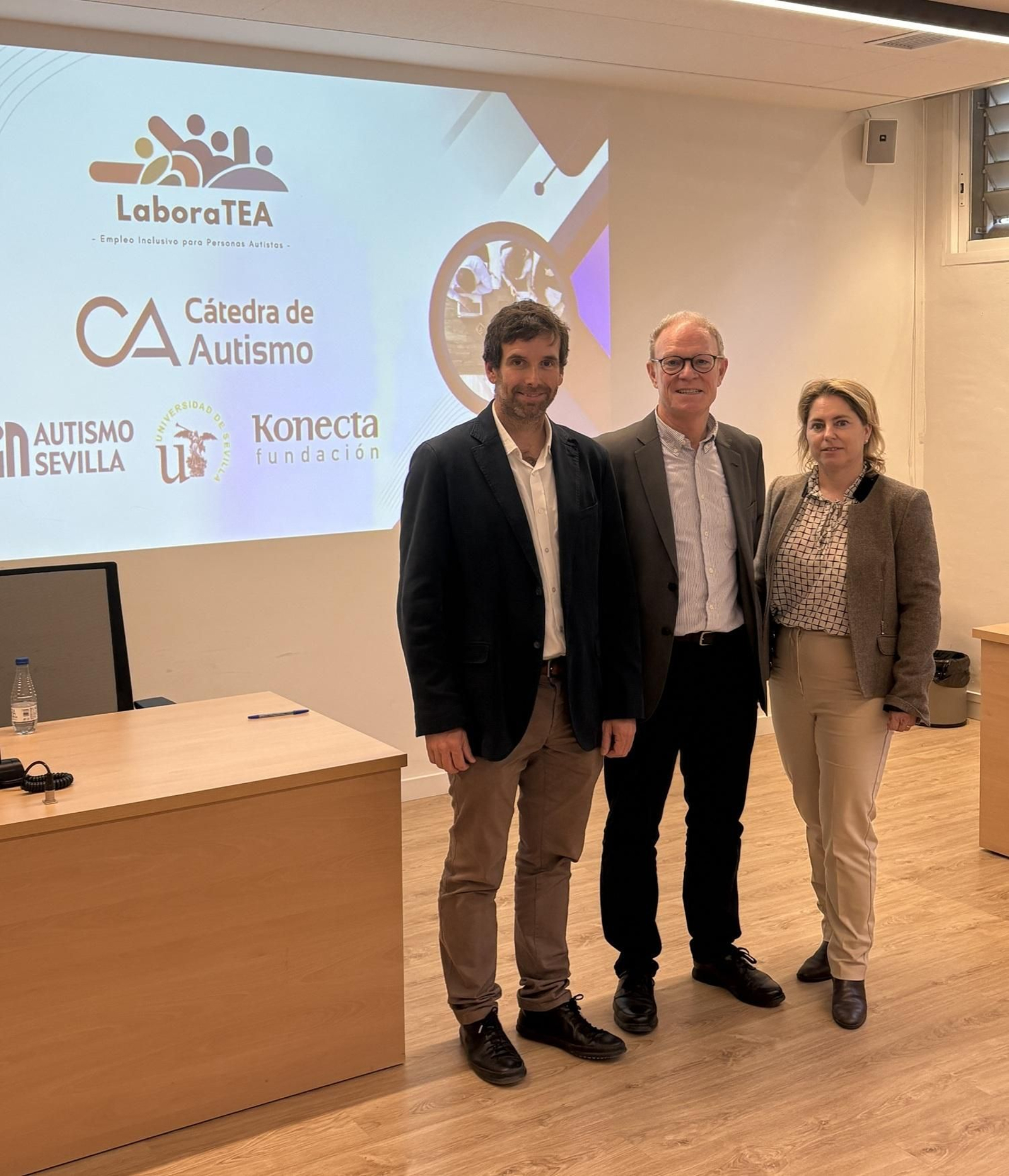 Marcos Zamora, director general de Autismo Sevilla, David Saldaña, director de la Cátedra, Paloma Gomez Pierrad, coordinadora de Fundación Konecta en Andalucía Marcos Zamora, director general de Autismo Sevilla, David Saldaña, director de la Cátedra, Paloma Gomez Pierrad, coordinadora de Fundación Konecta en Andalucía