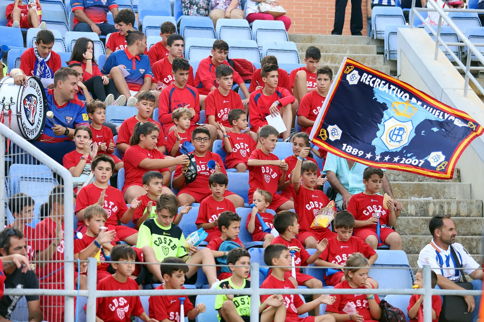 Imágenes del ambiente en el Estadio Nuevo Colombino