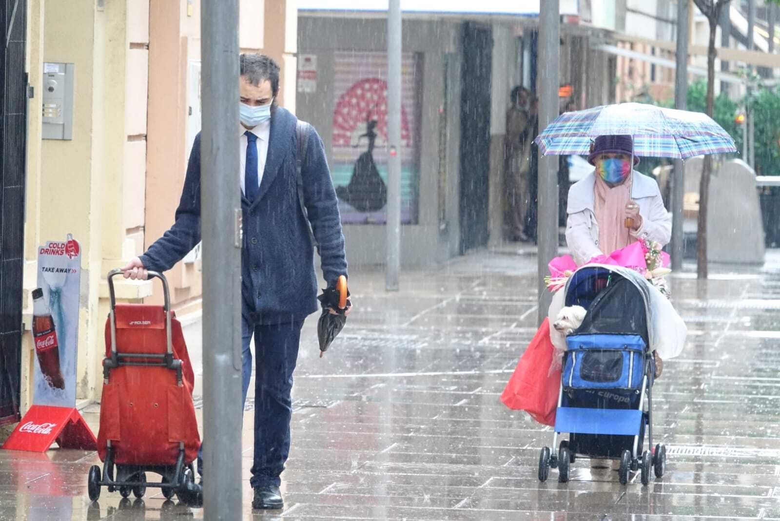 Dos personas bajo la lluvia estos días en Málaga