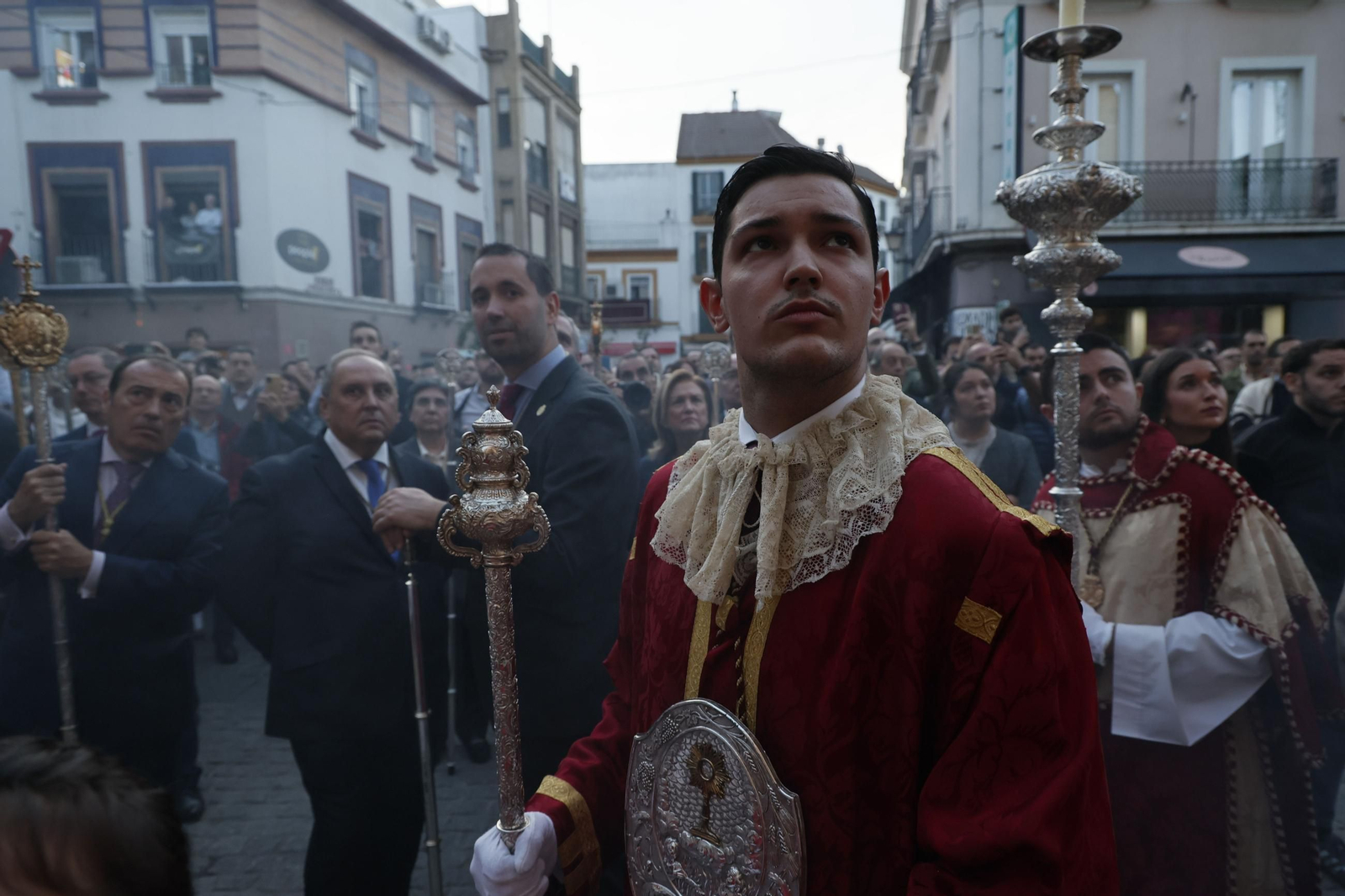 La Reina De los Santos recorre las calles de su barrio