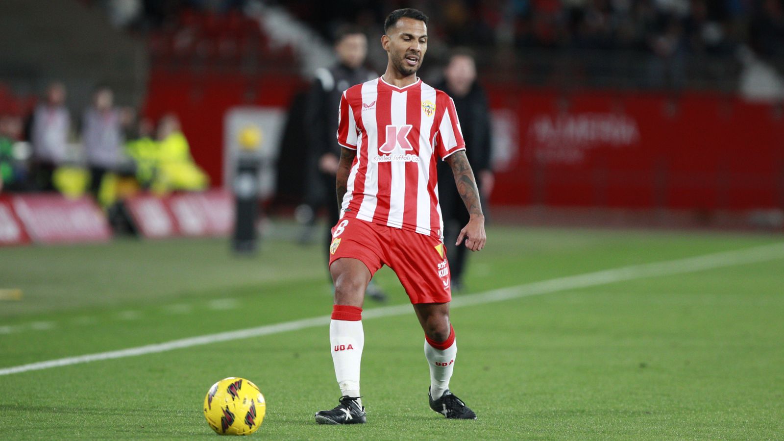 Jonathan Viera completa un pase en la banda derecha del Power Horse Stadium.