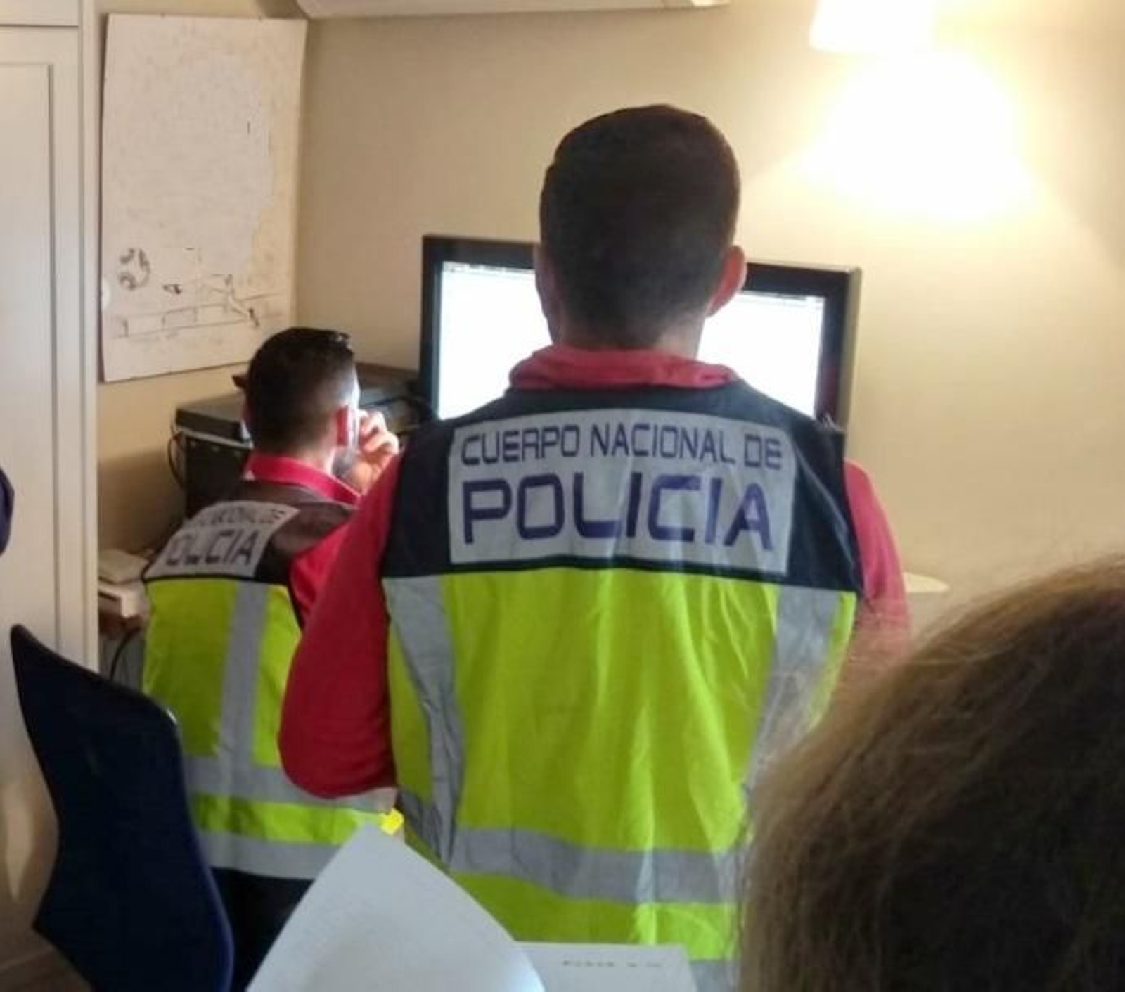 Agentes de la Policía Nacional en el curso de una investigación.