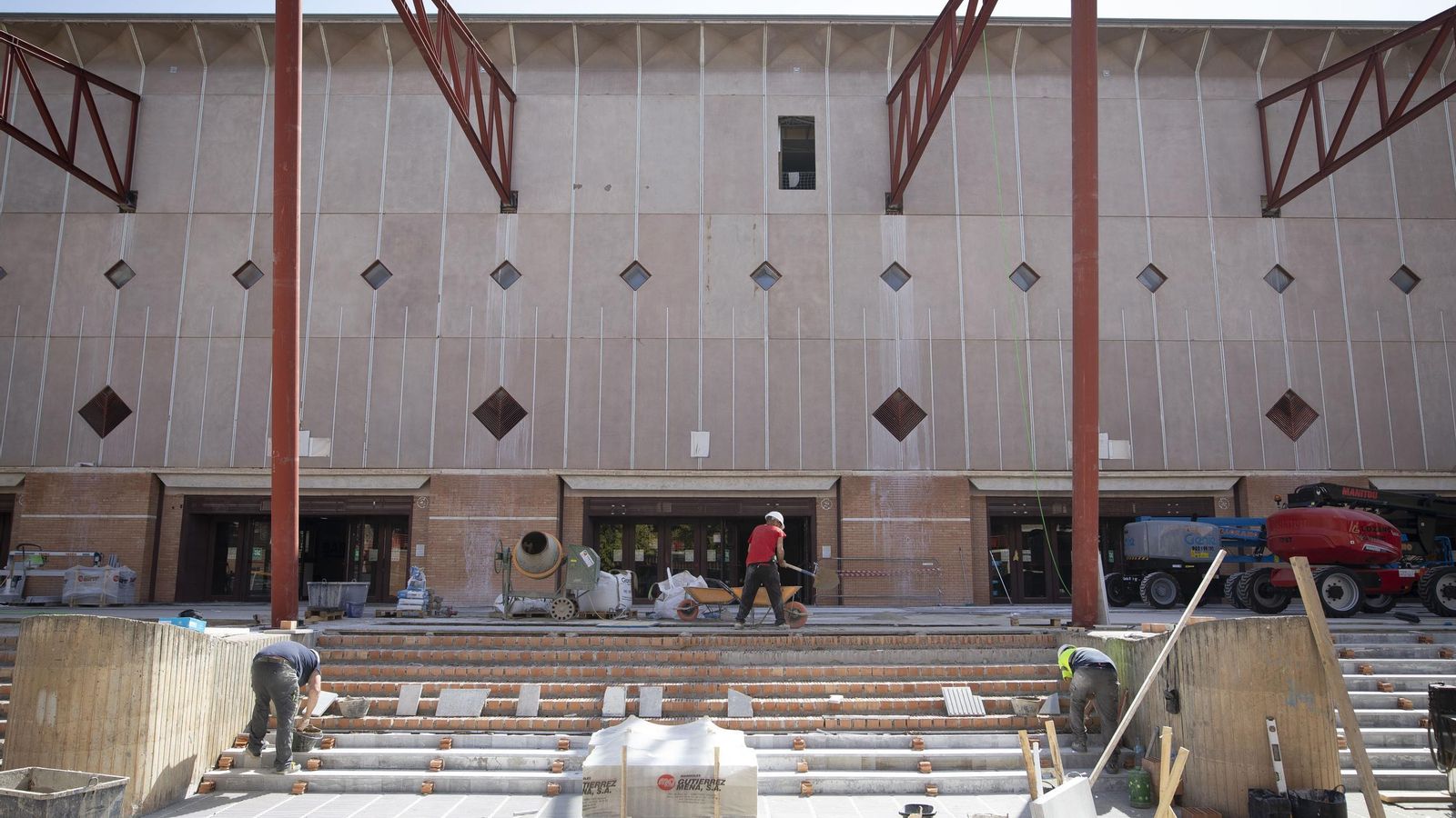 Son siete pilares metálicos que sostendrán la nueva cubierta de entrada y también se está arreglando la escalinata de acceso