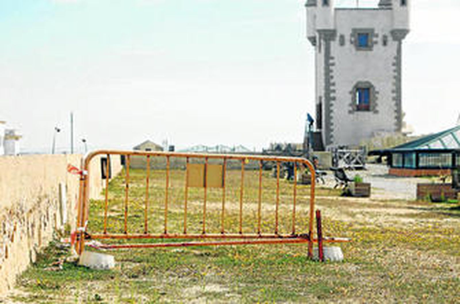 El paseo bajo el torreón de las Puertas de Tierra es uno de los puntos más lamentables de un patrimonio desaprovechado.