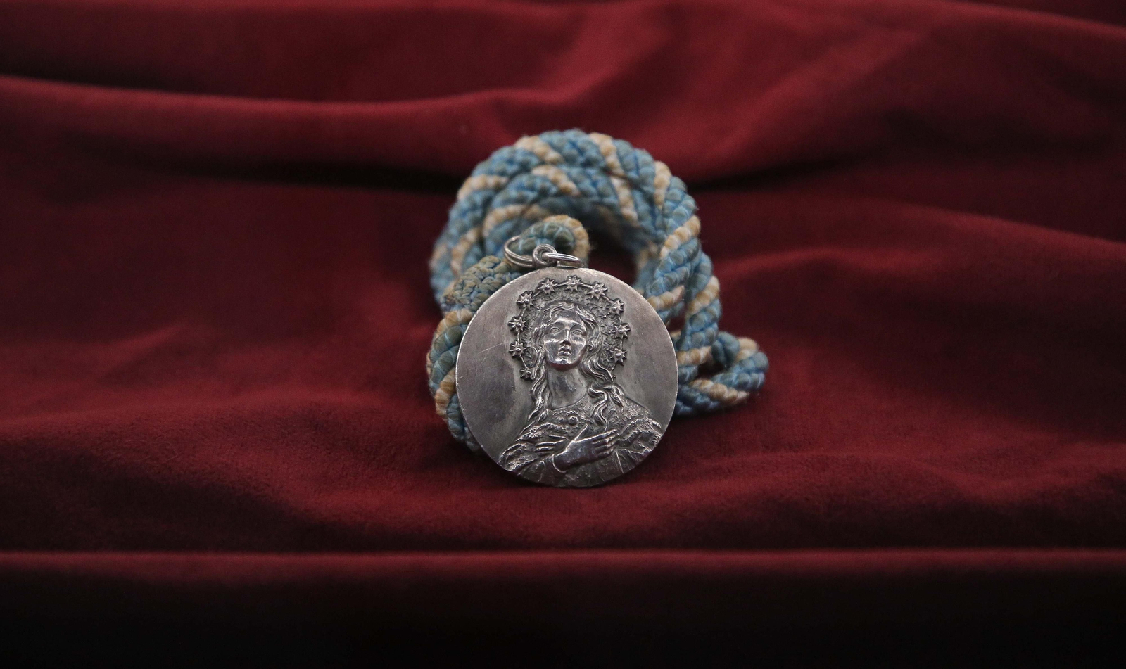 Fotos de la exposición de enseres cofrades en La Línea