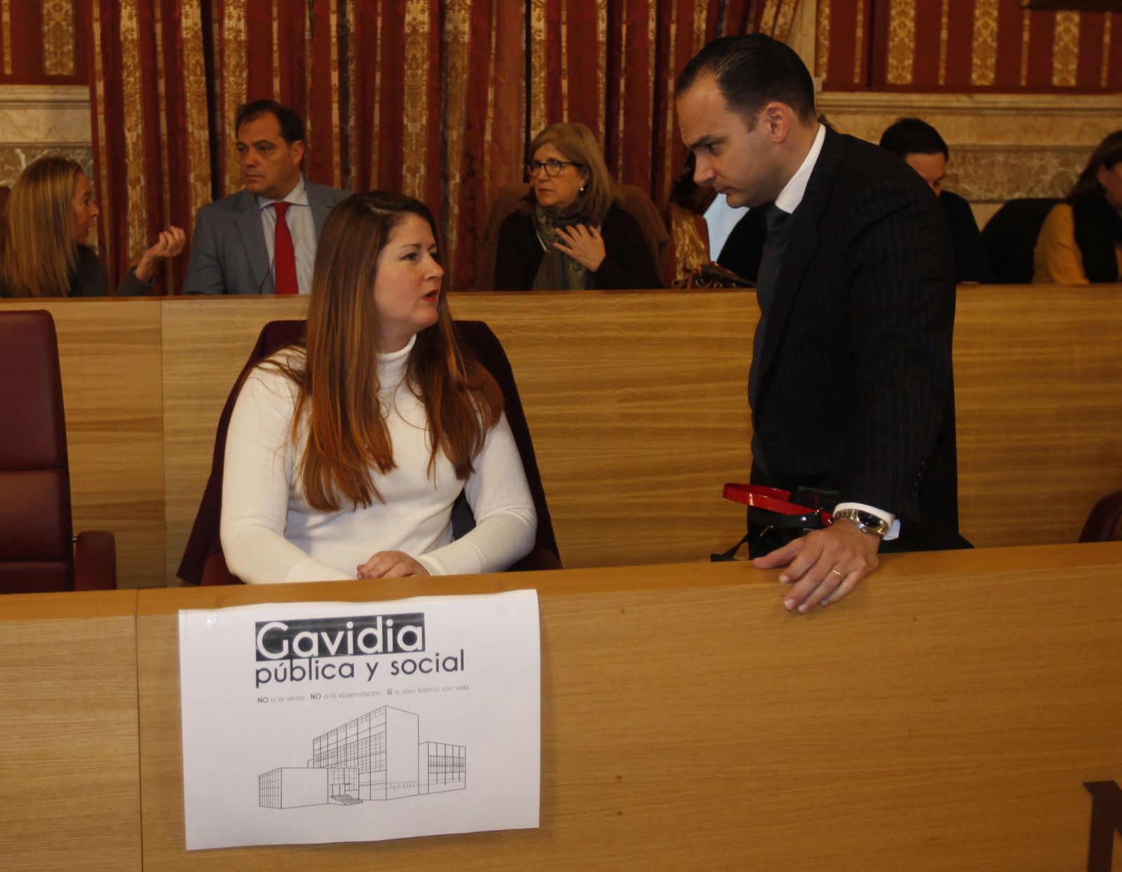 Los ediles Rafael Belmonte (PP) y Susana Serrano (Participa) en el pleno de este viernes.