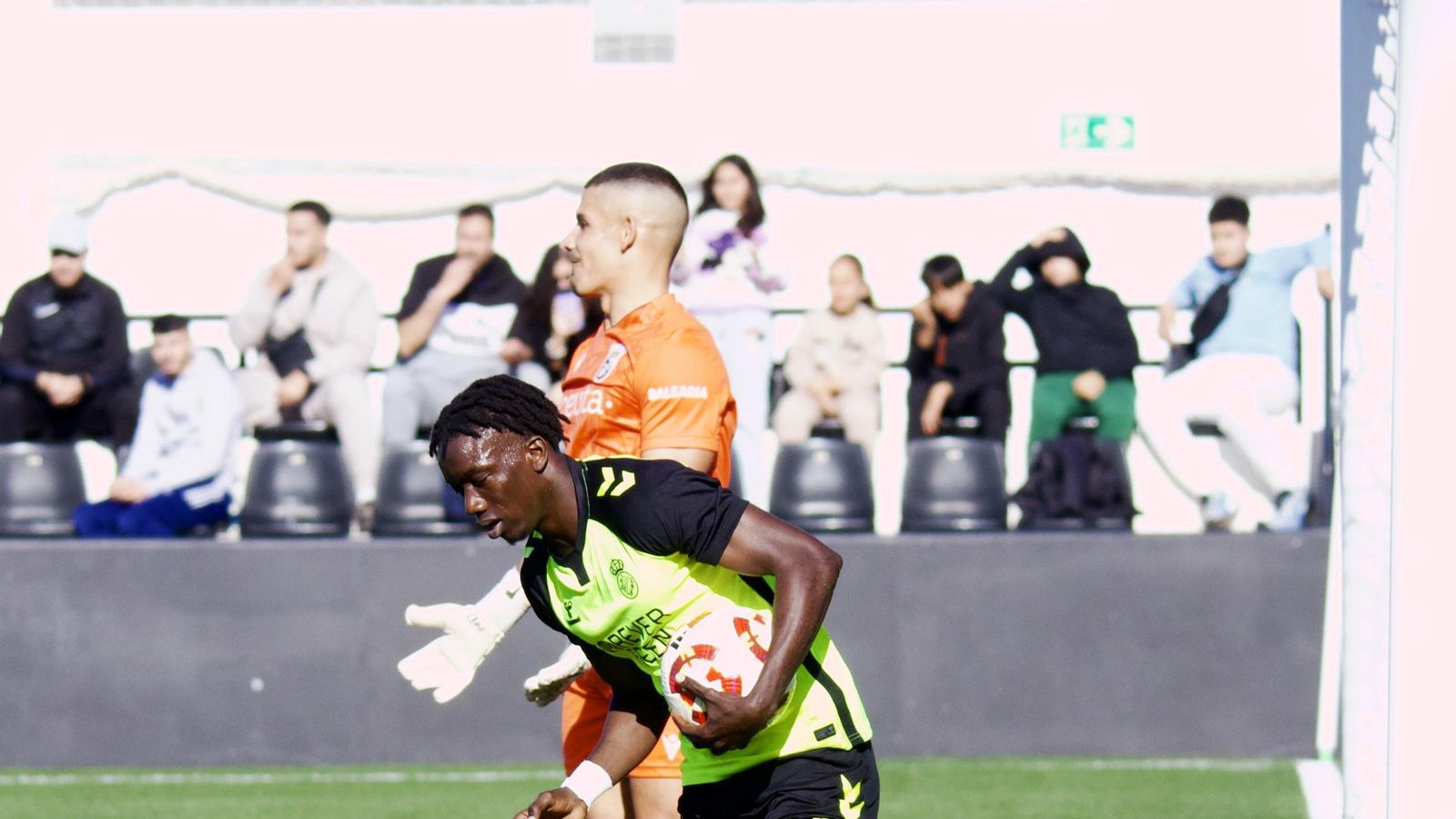 Souleymane Fayé recoge de la red el balón tras su tanto, el 3-1. Souleymane Fayé recoge de la red el balón tras su tanto, el 3-1.