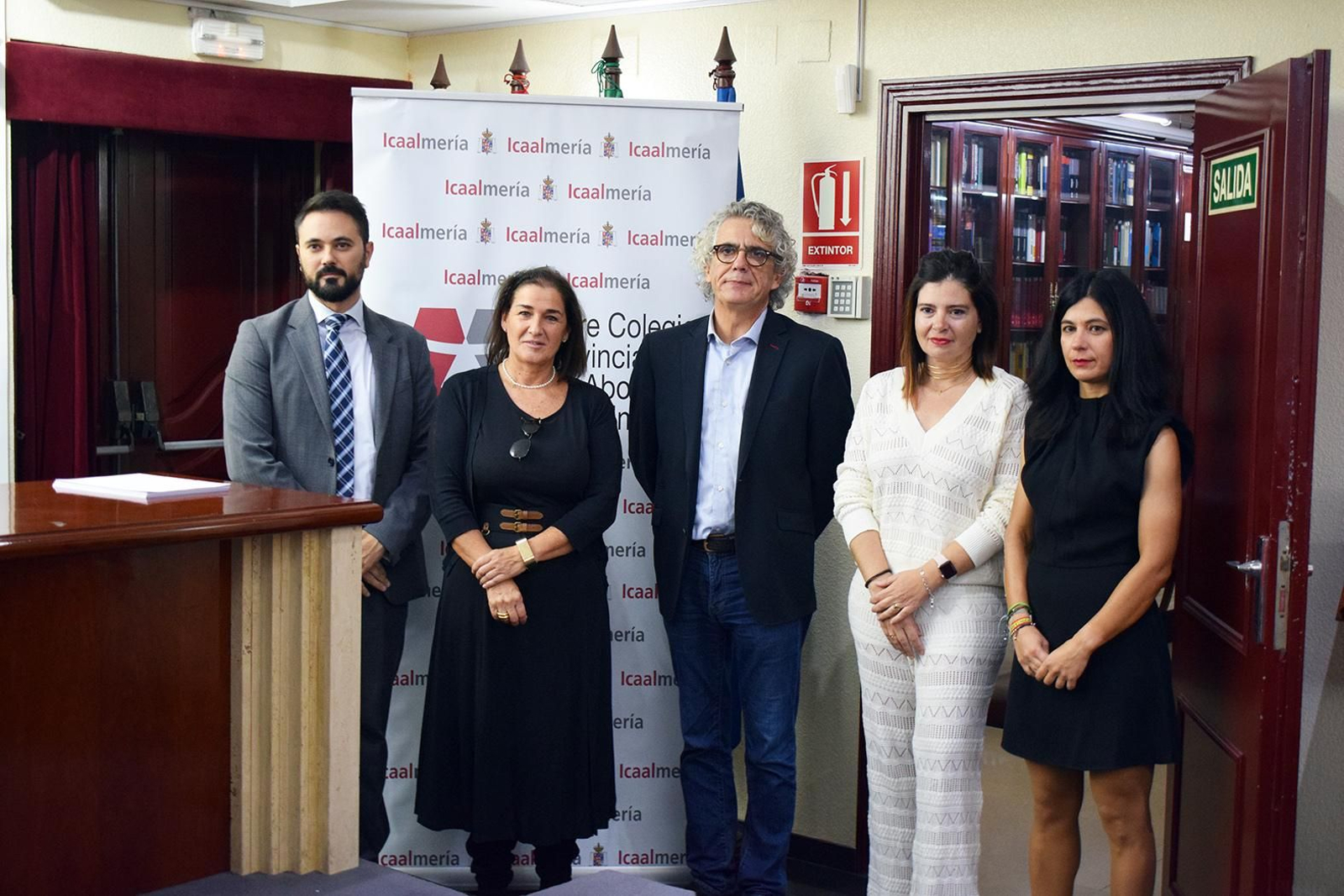 Foto de familia previa al inicio del acto.