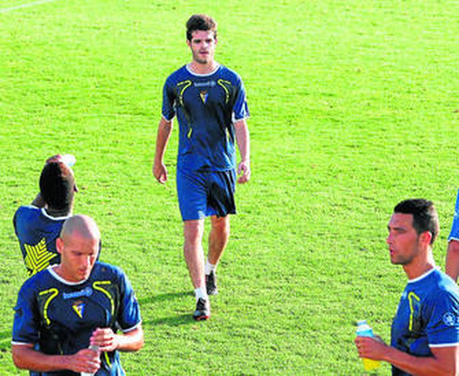 Aitor Núñez, acercándose a sus nuevos compañeros en las instalaciones de El Rosal.