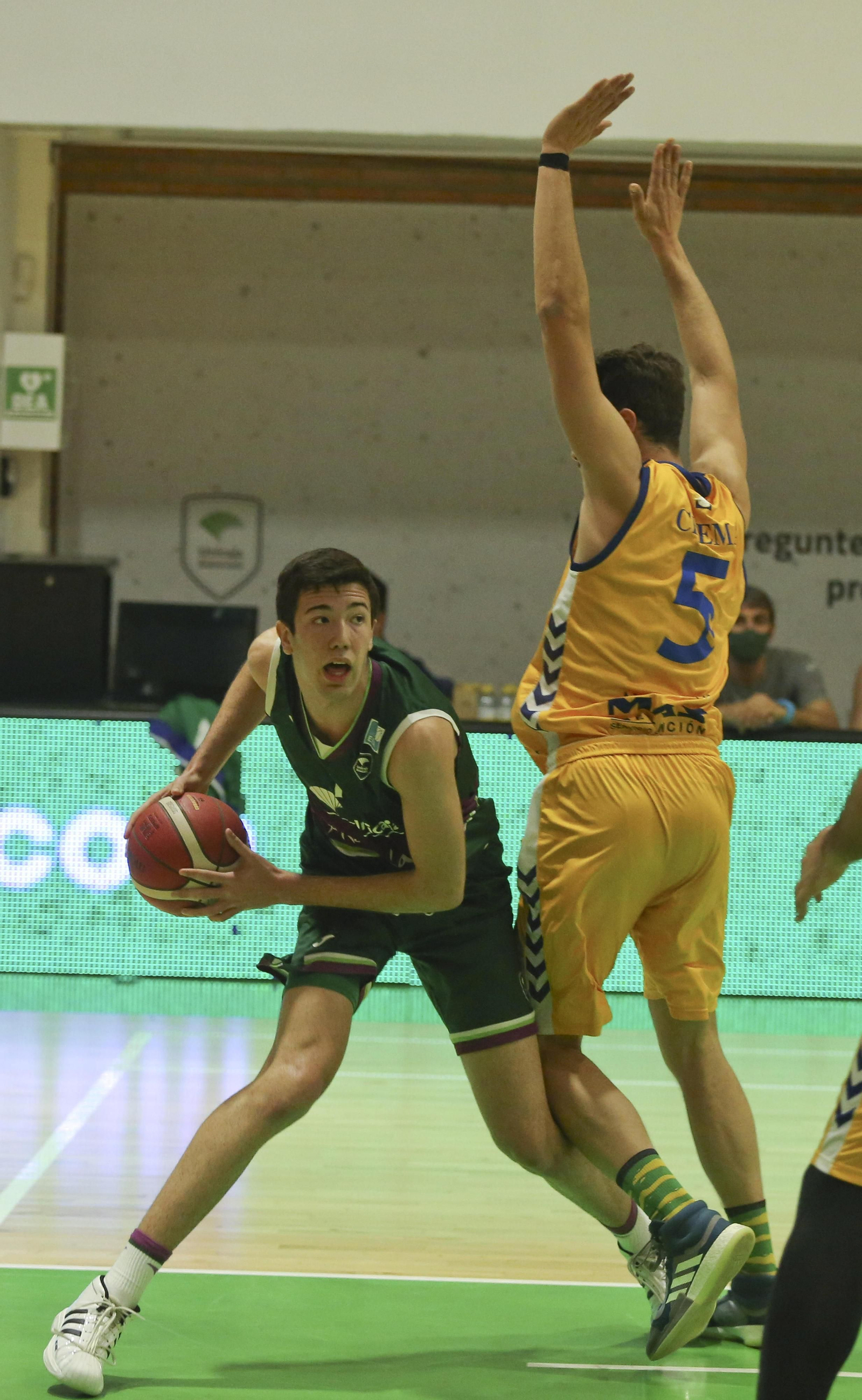 El Novaschool se lleva el derbi ante el Unicaja en Los Guindos