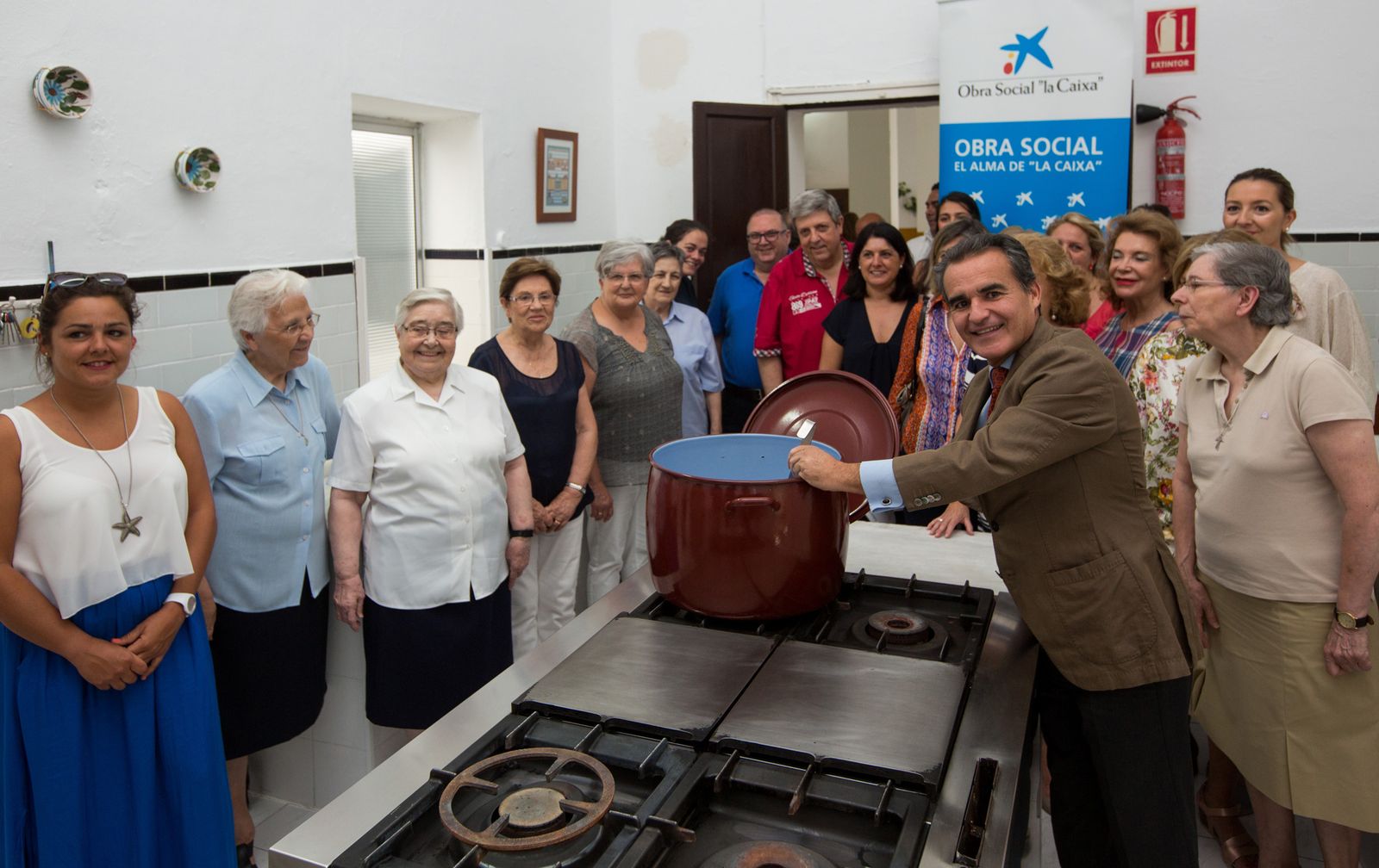 Rafael Herrador (d) y representantes de comedores sociales.