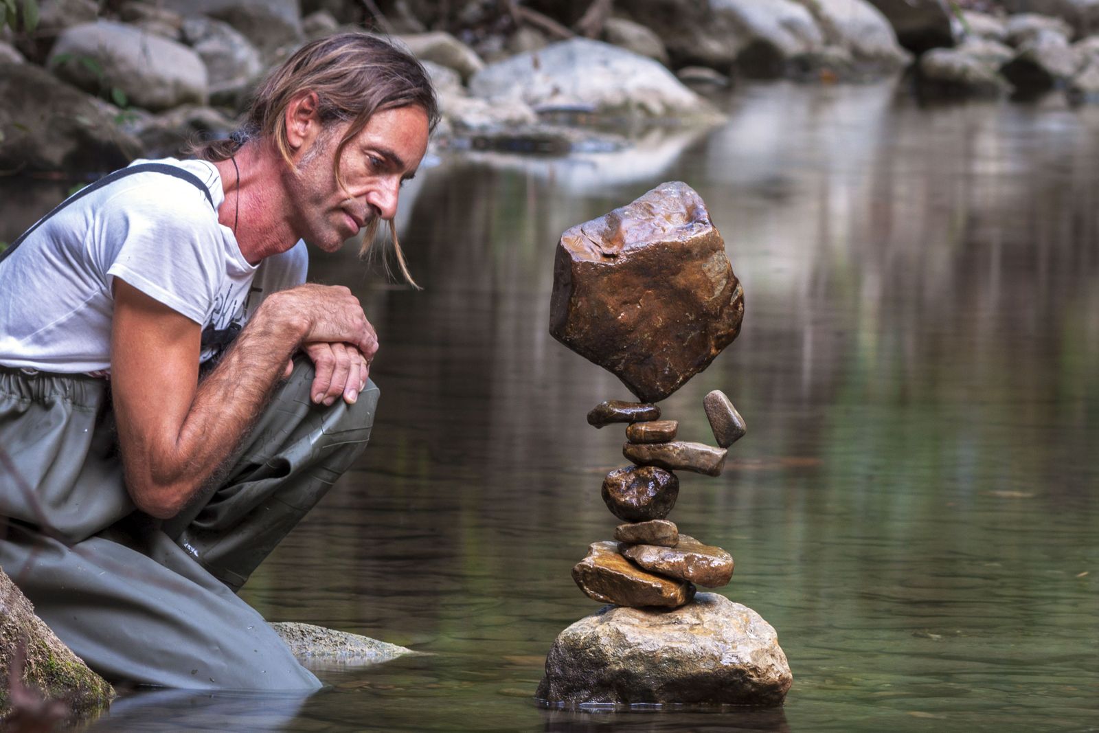Pedro Durán, junto a una de sus construcciones a base de piedras, buscando equilibrios casi imposibles.