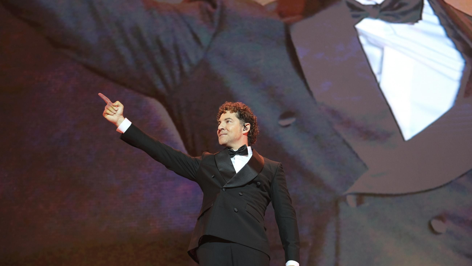 David Bisbal enamora a su Almería en el inicio de la gira 'Todo es Posible en Navidad', en fotografías