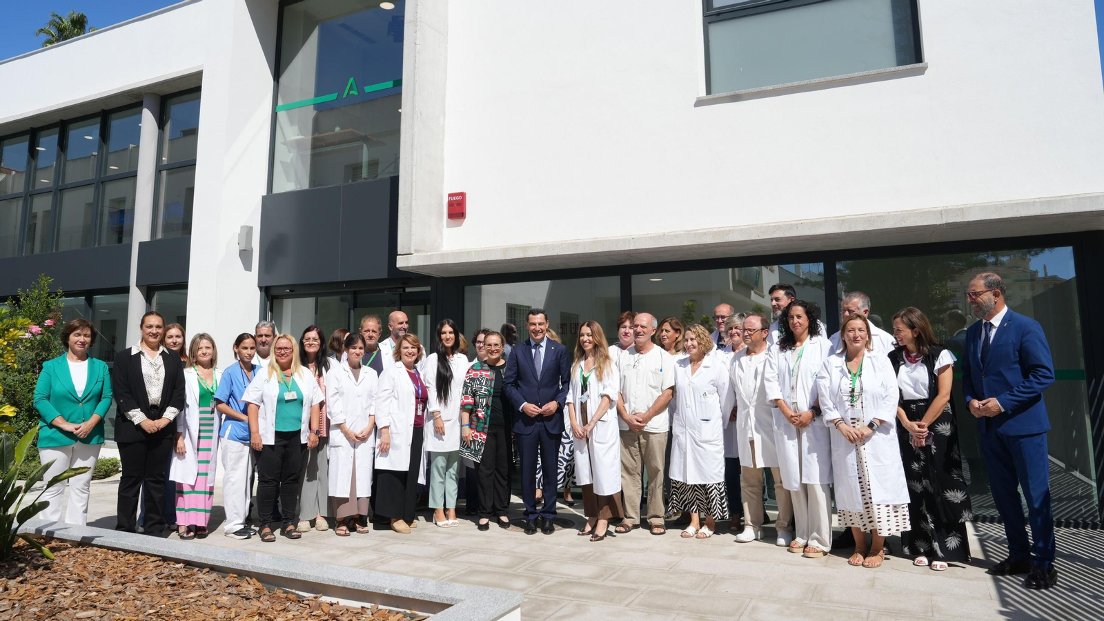 El presidente de la Junta de Andalucía, Juanma Moreno en la inauguración de los dos centros de salud de la provincia de Málaga