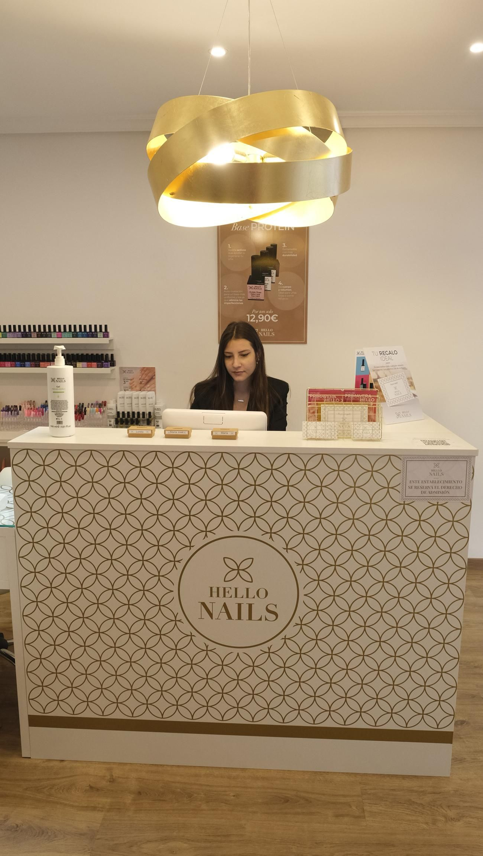 Imágenes de la nueva franquicia de Hello Nails en Almería