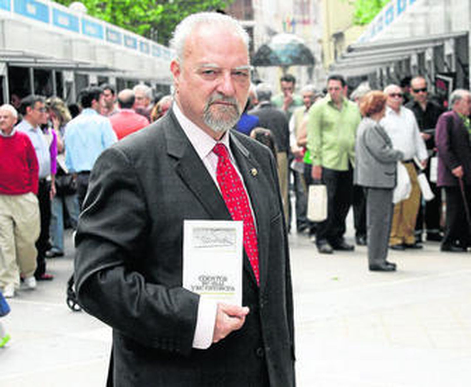 José Luis Aranda, ayer, con su libro.