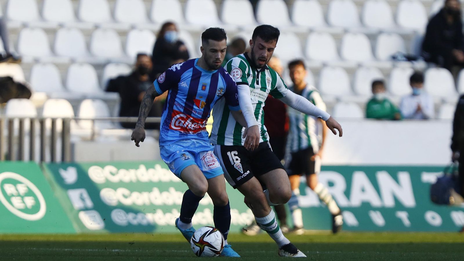 Puga lucha por el balón con un jugador del Coria.