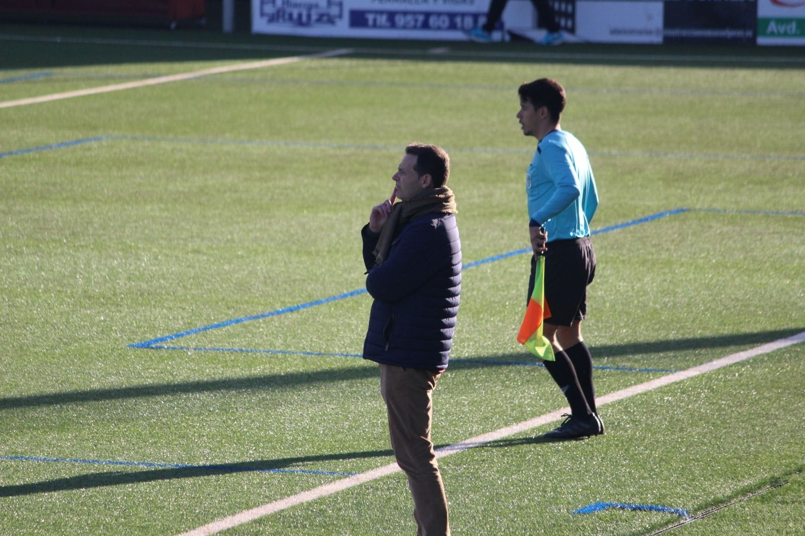 Juanmi Puentenueva observa el juego en el encuentro ante la UD Los Barrios.