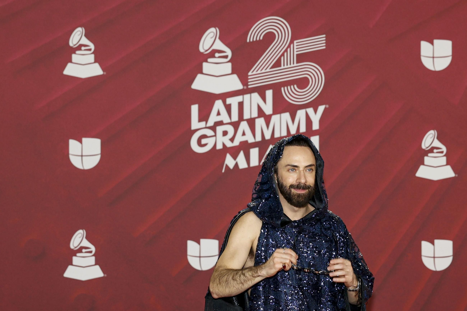 Todos los famosos, tendencias y curiosidades en la alfombra roja de la 25 edición de los Grammy Latinos