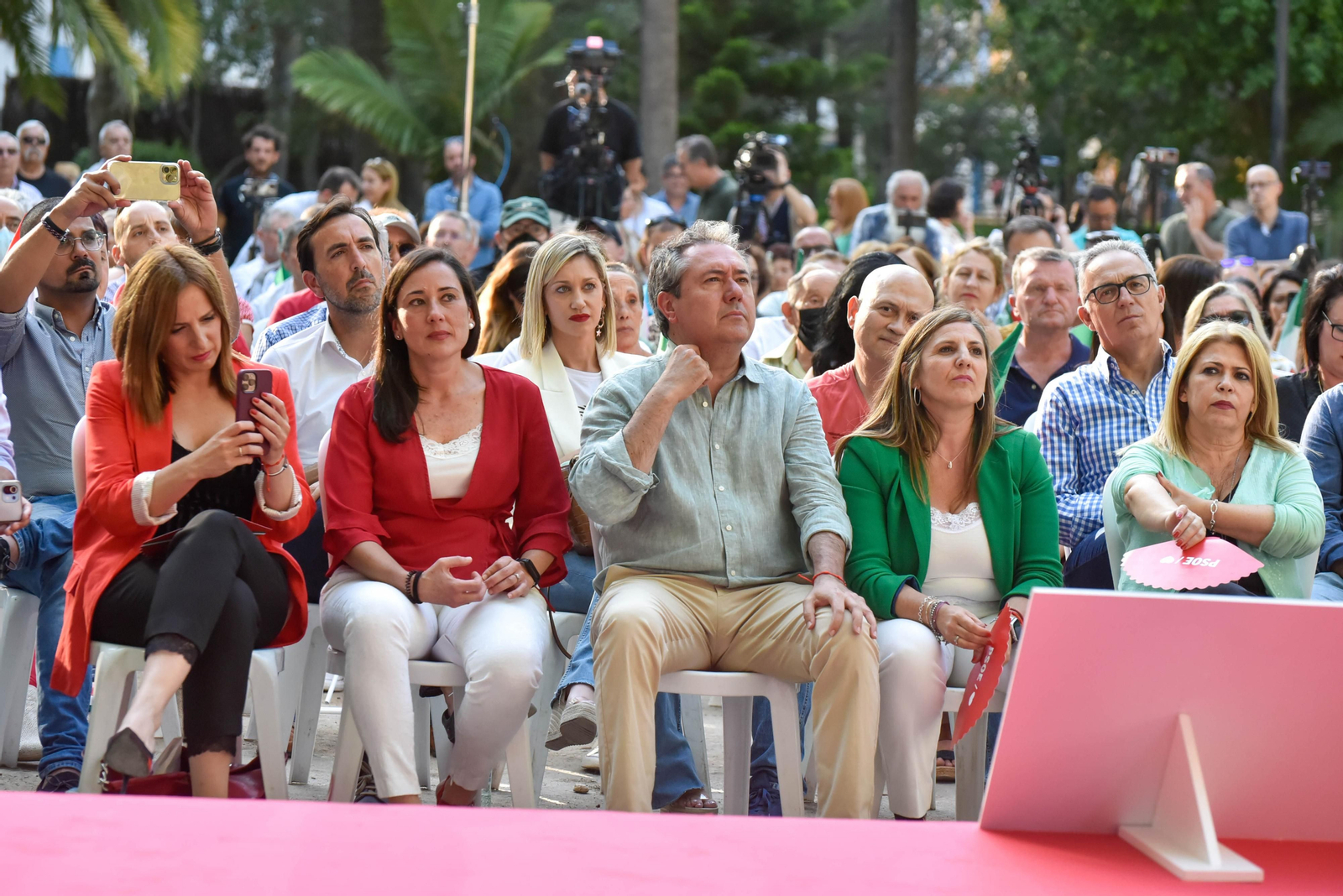Juan Espadas -centro- junto a Rocío Arrabal, a su derecha, el pasado 23 de mayo en Algeciras. A la derecha, en segunda fila, Juan Lozano.