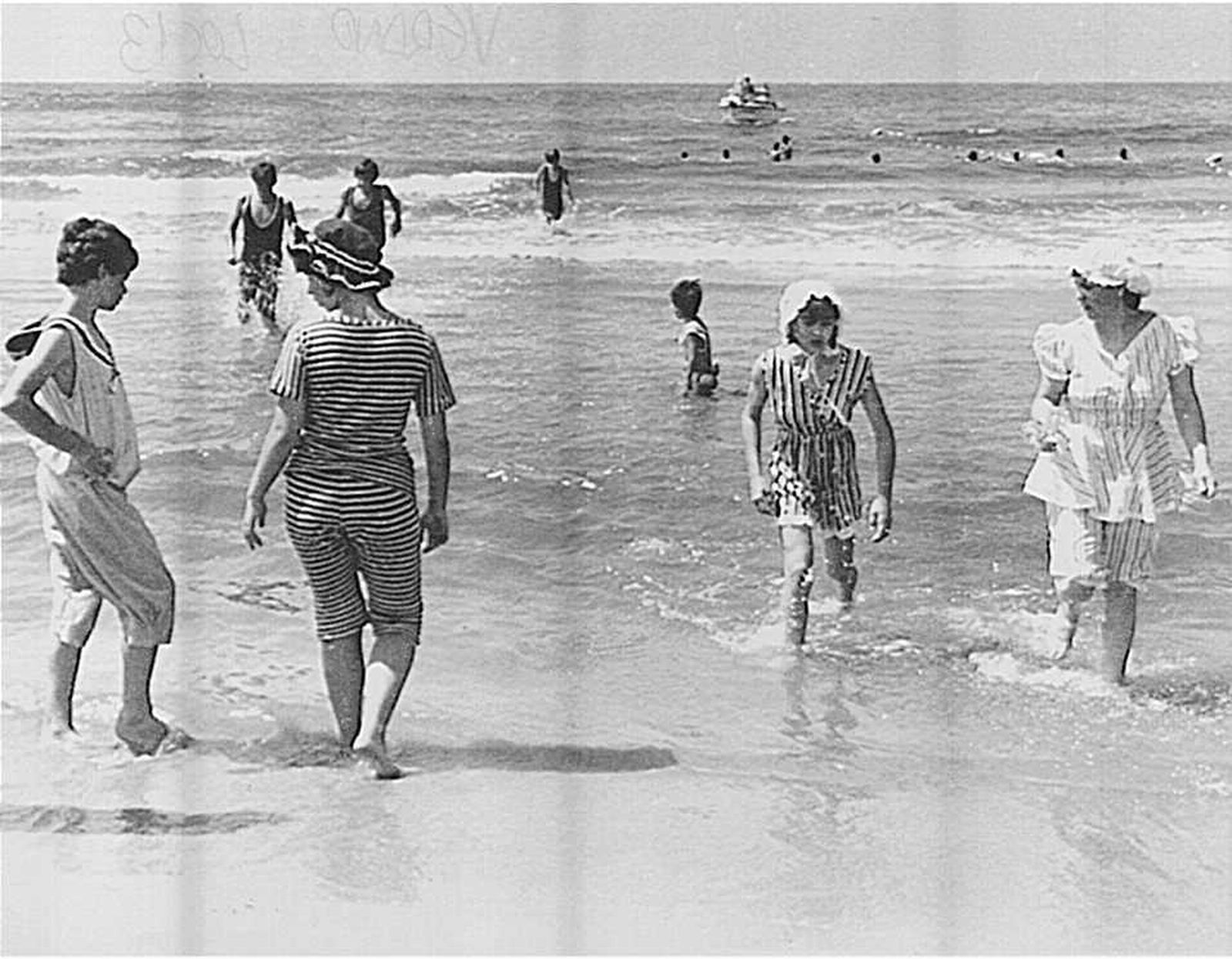 La indumentaria con la que a principios del siglo XX se acudía a la playa.
